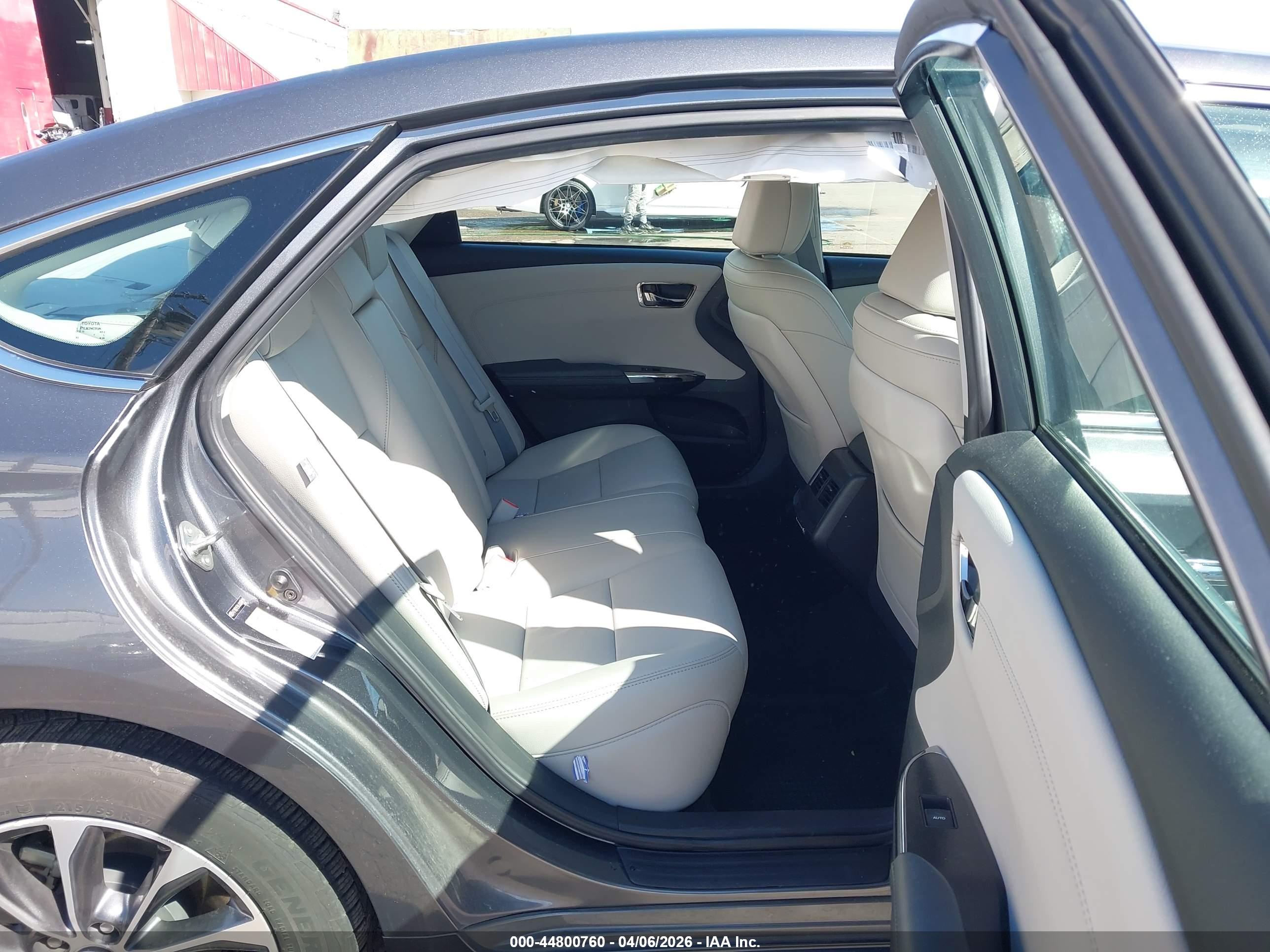 TOYOTA AVALON image 8