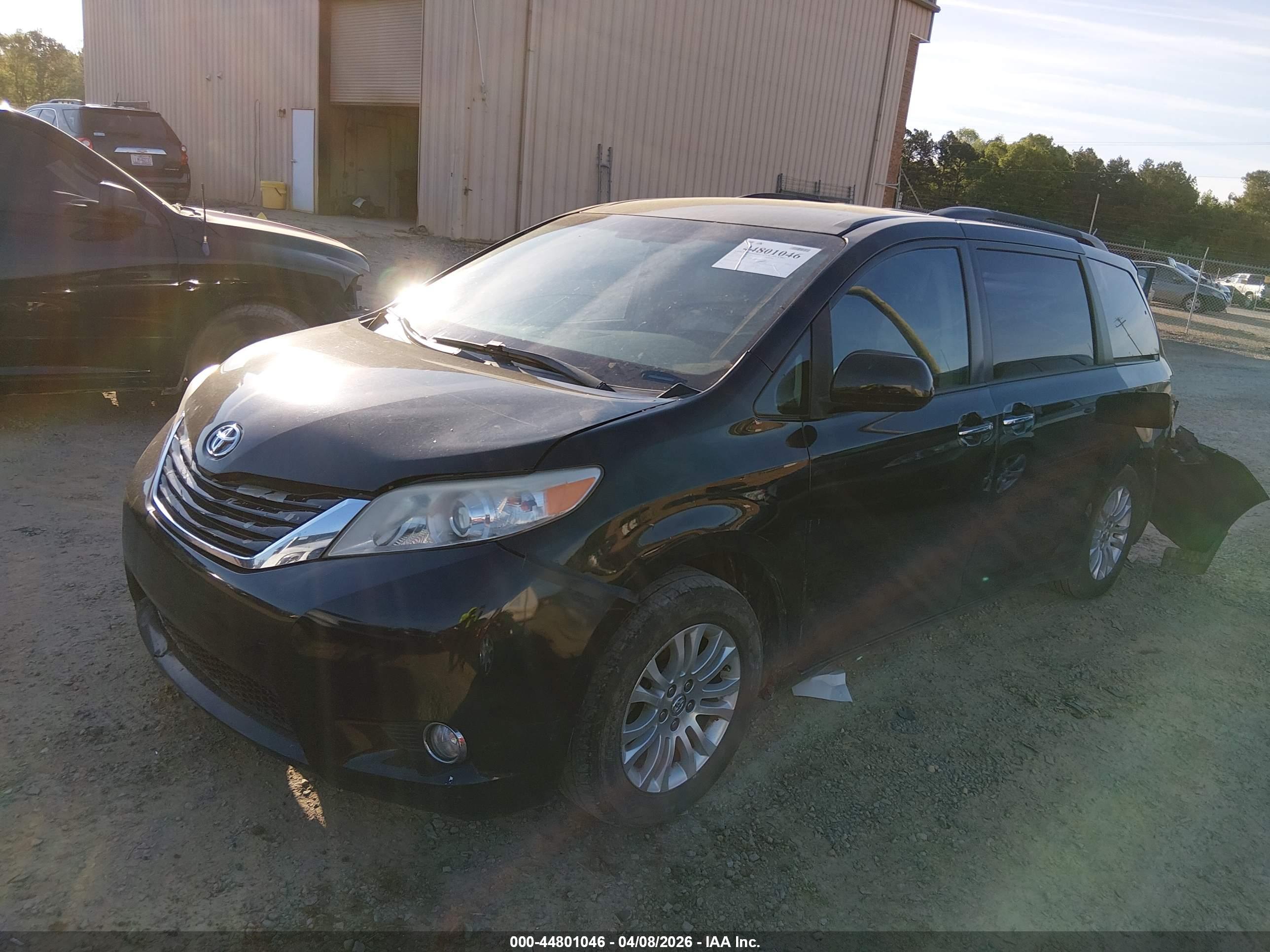 TOYOTA SIENNA image 2