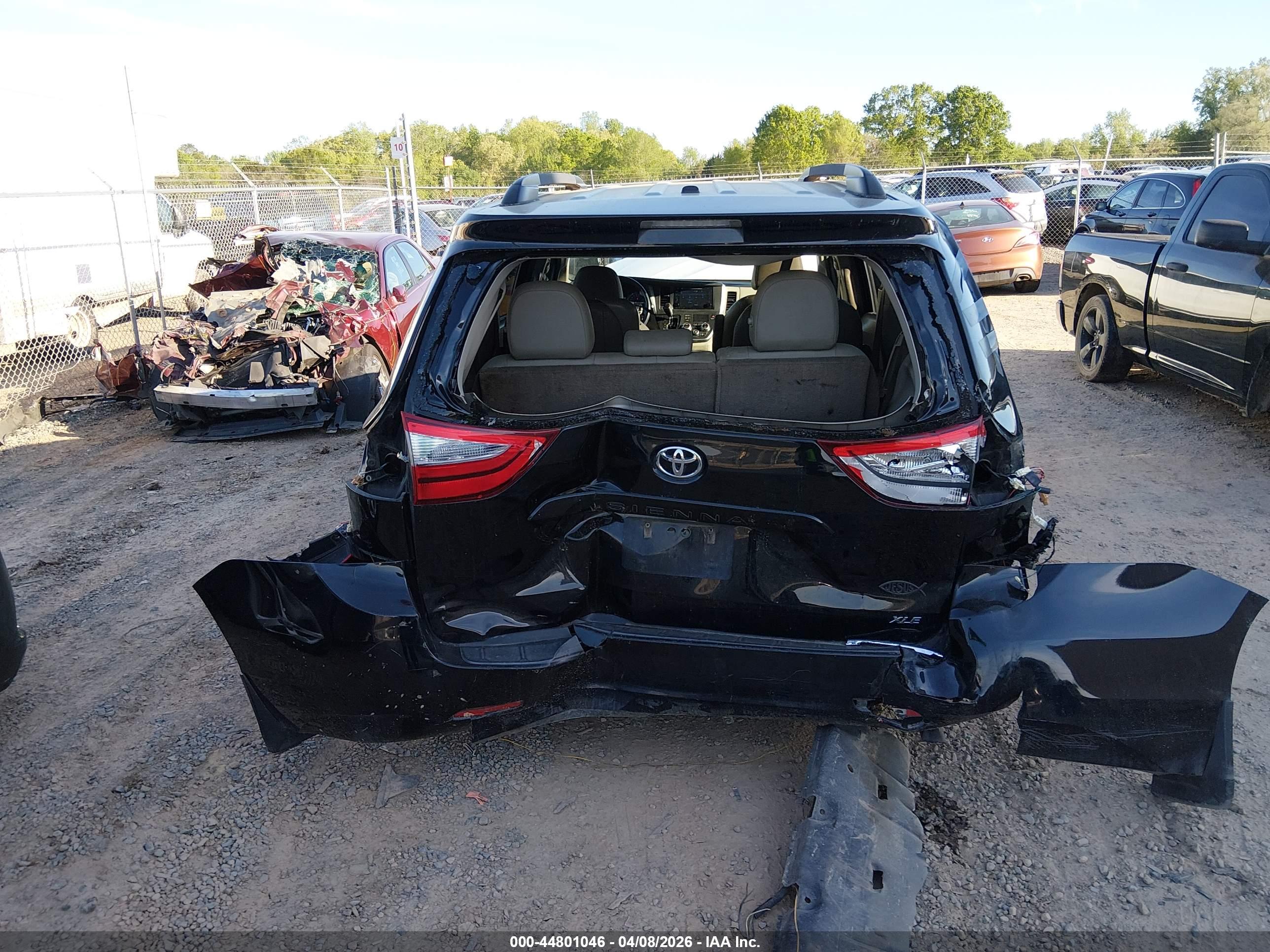 TOYOTA SIENNA image 6