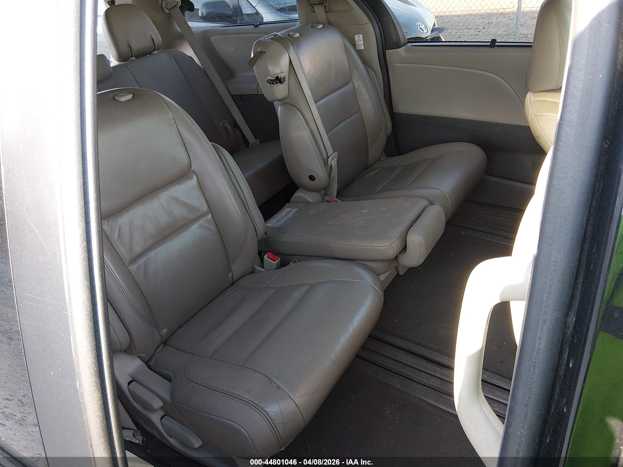 TOYOTA SIENNA image 8
