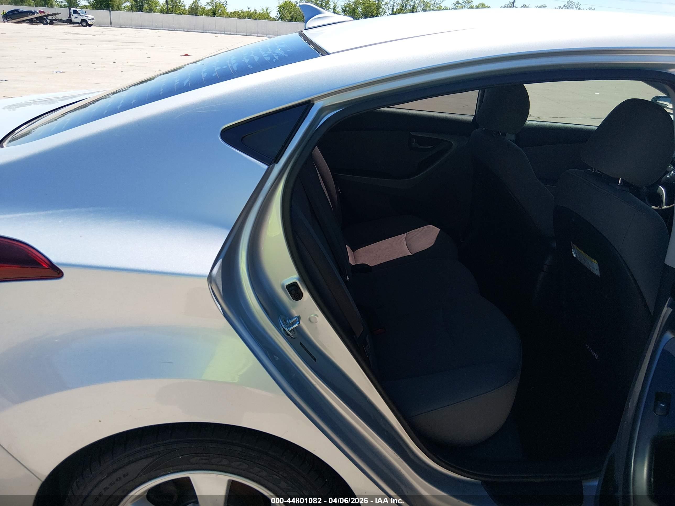 HYUNDAI ELANTRA image 8