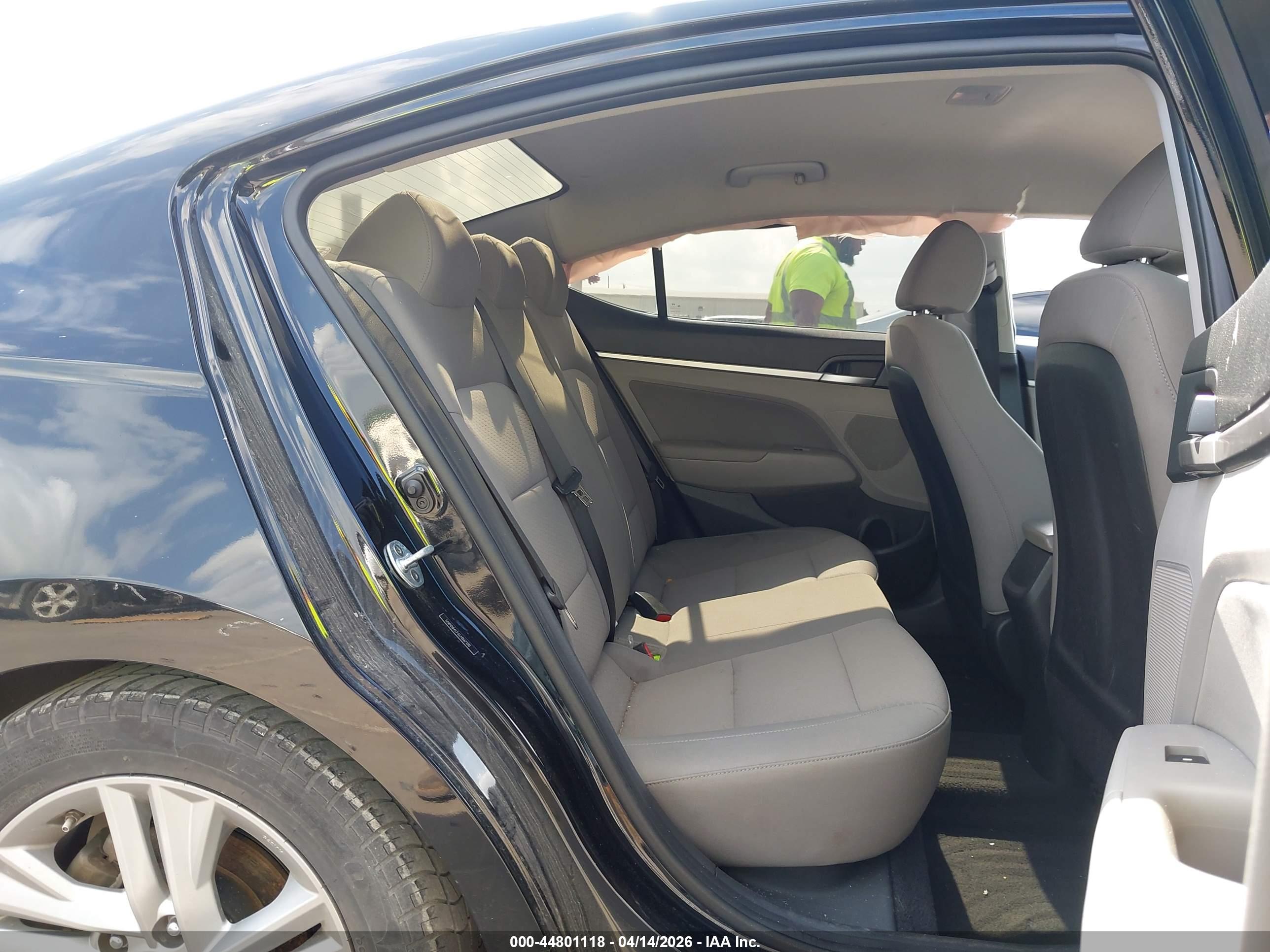 HYUNDAI ELANTRA image 8