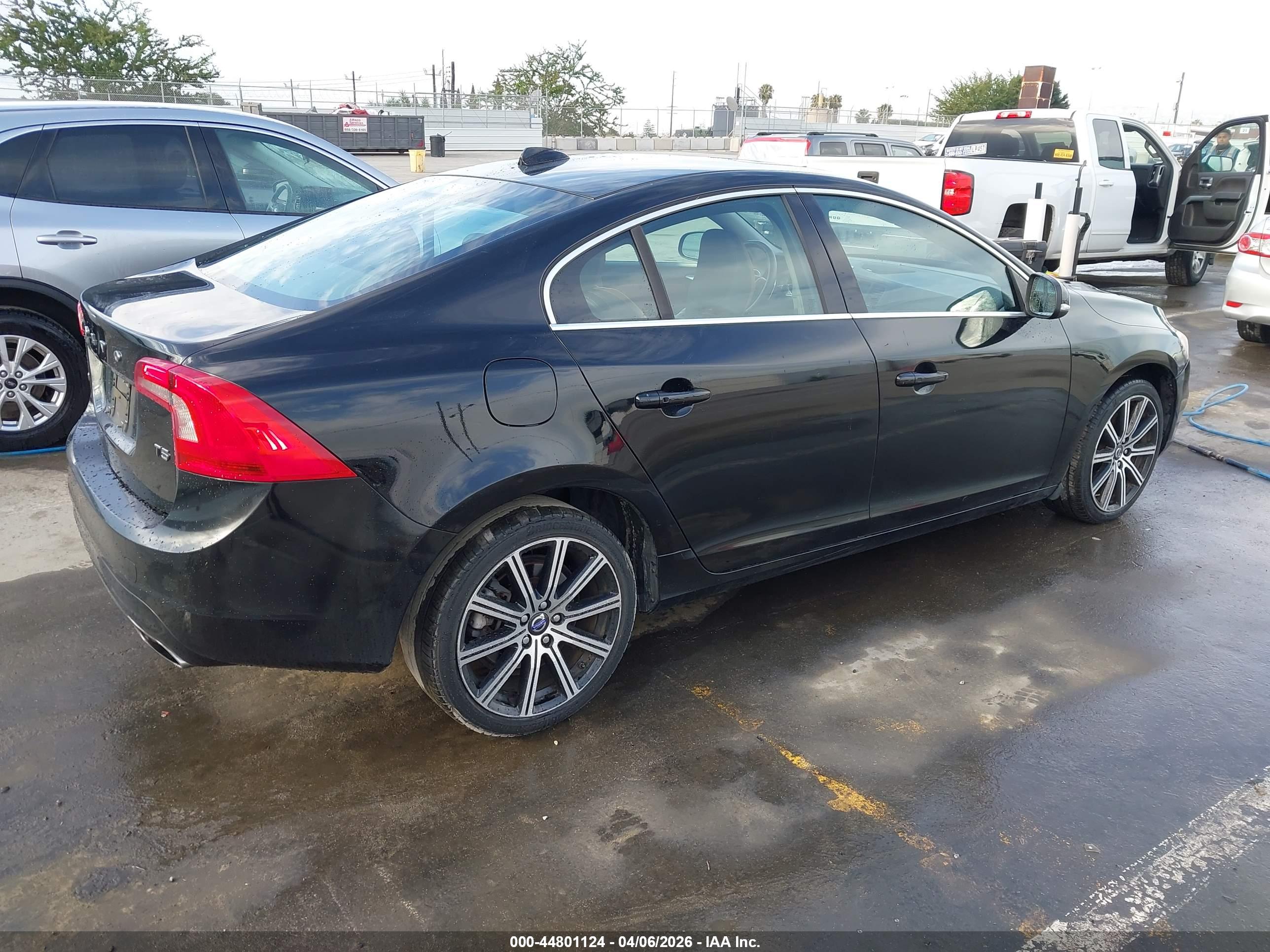 VOLVO S60 image 4