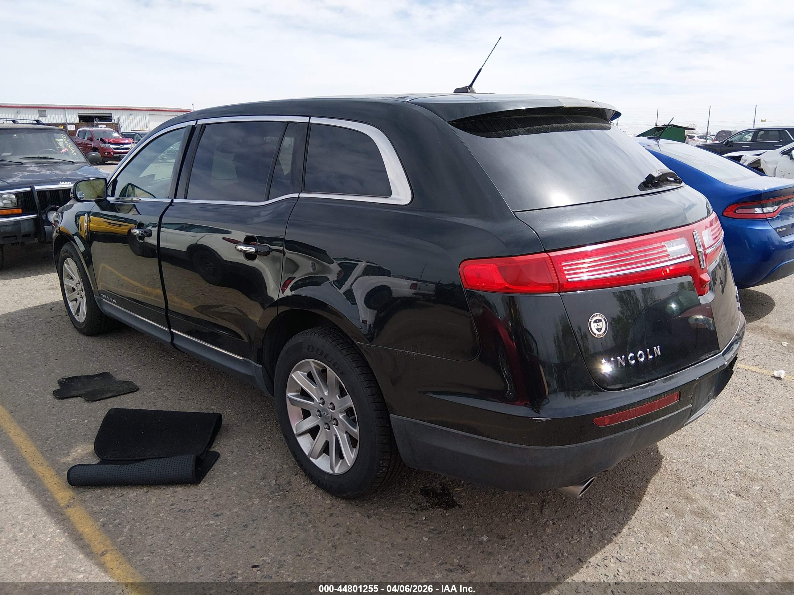 LINCOLN MKT image 3