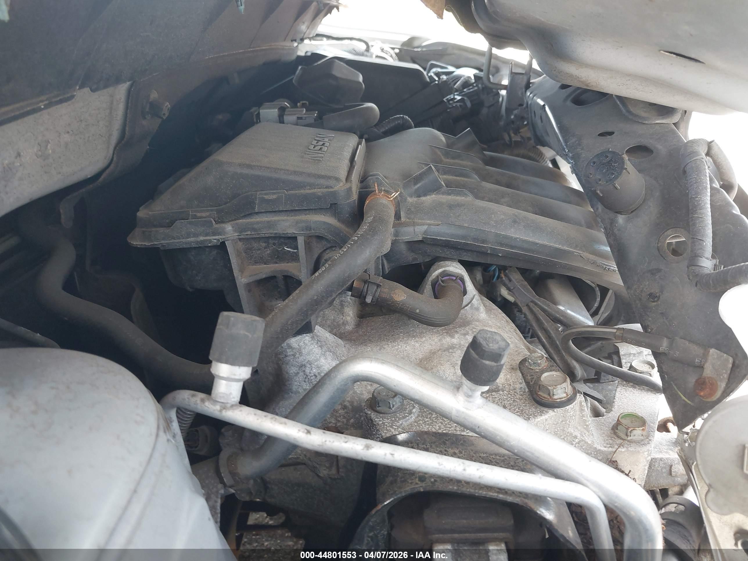 NISSAN VERSA image 10