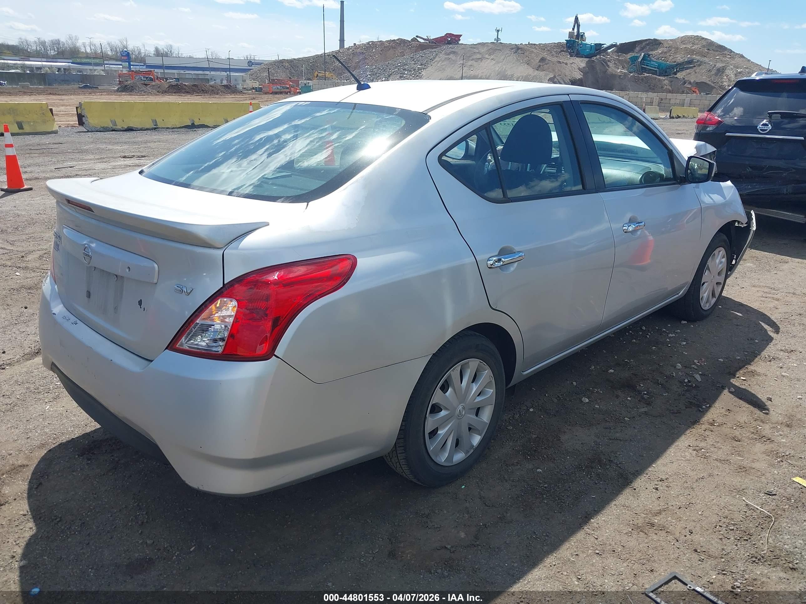 NISSAN VERSA image 4