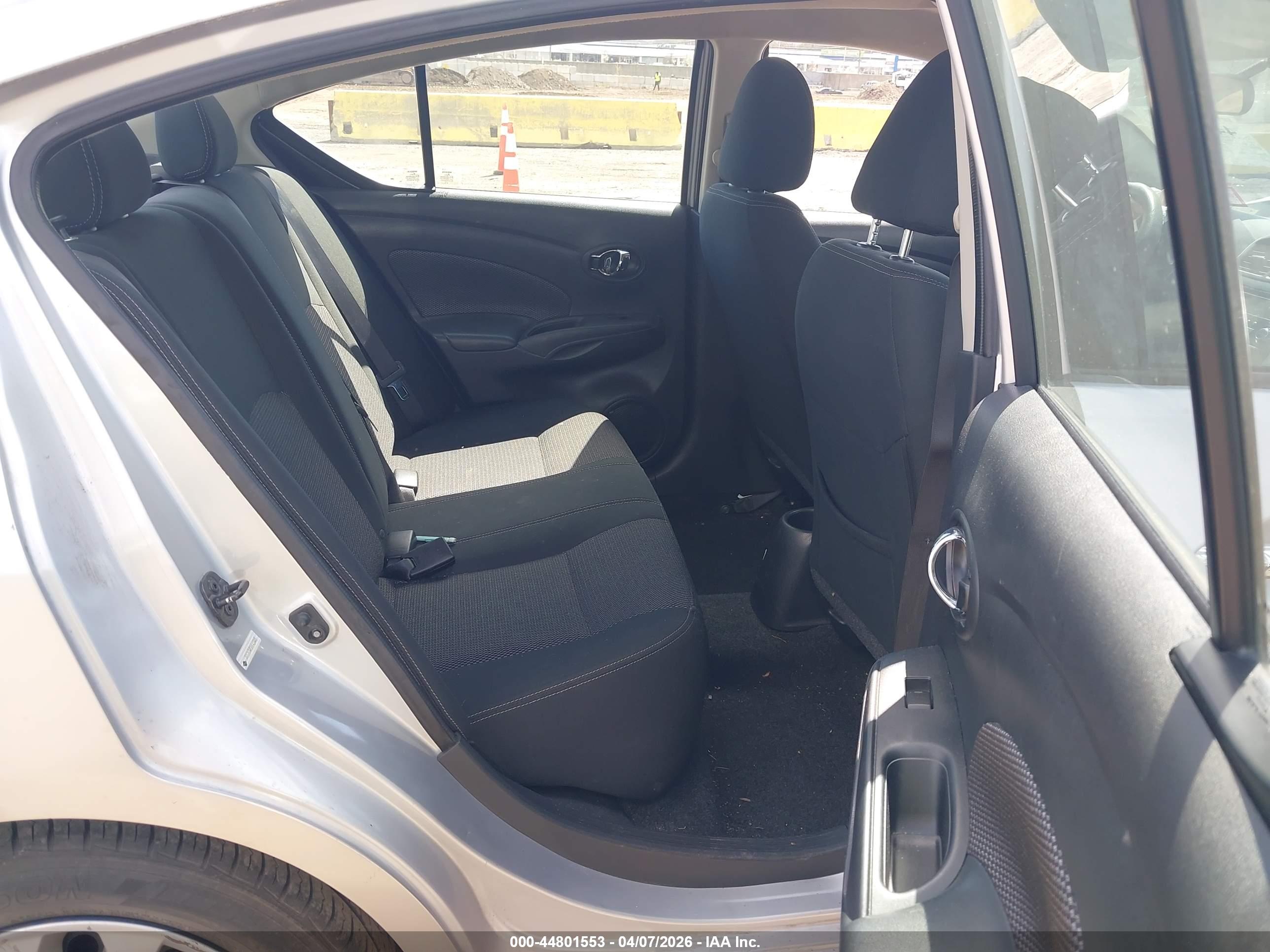 NISSAN VERSA image 8