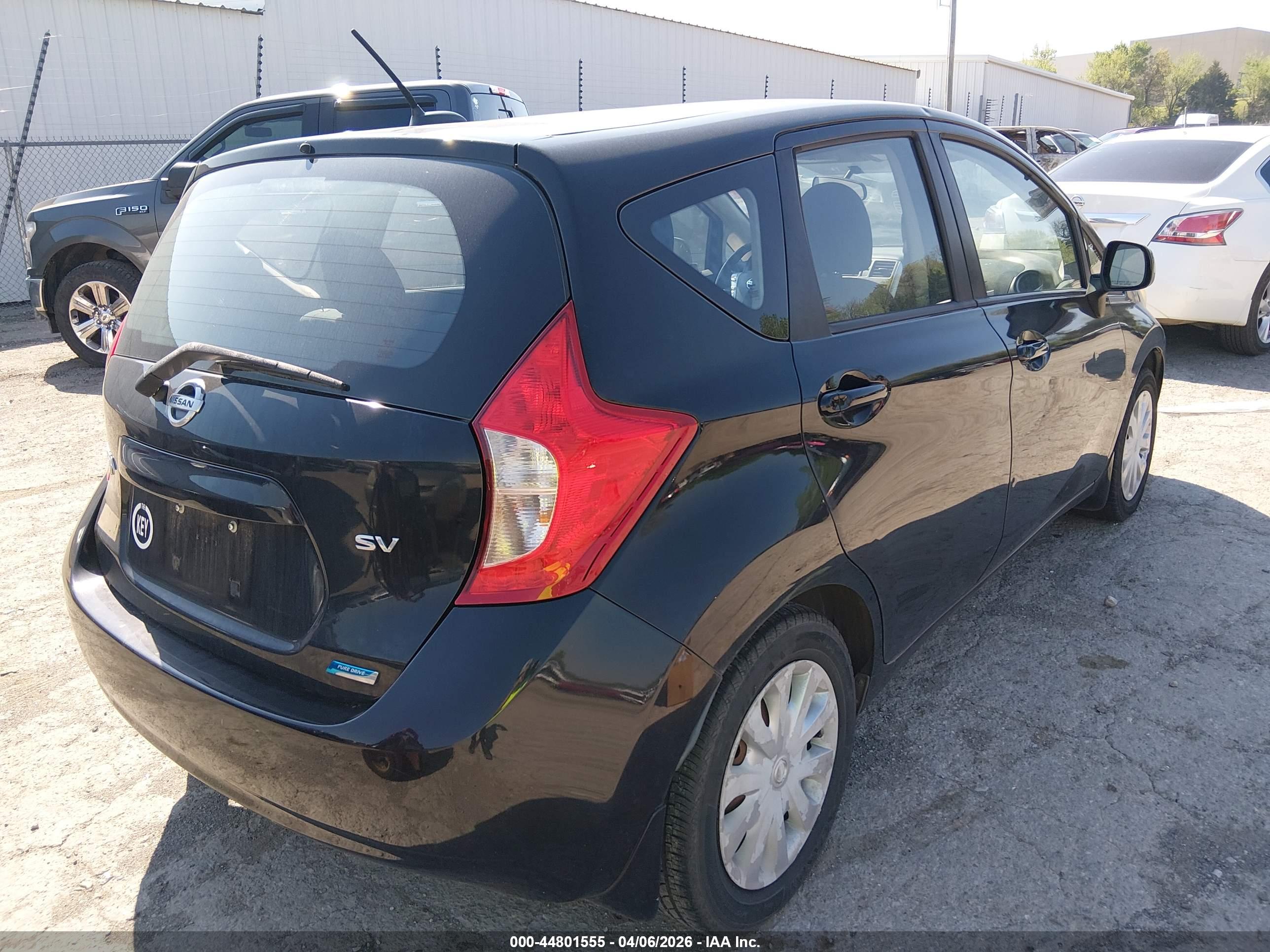 NISSAN VERSA image 4