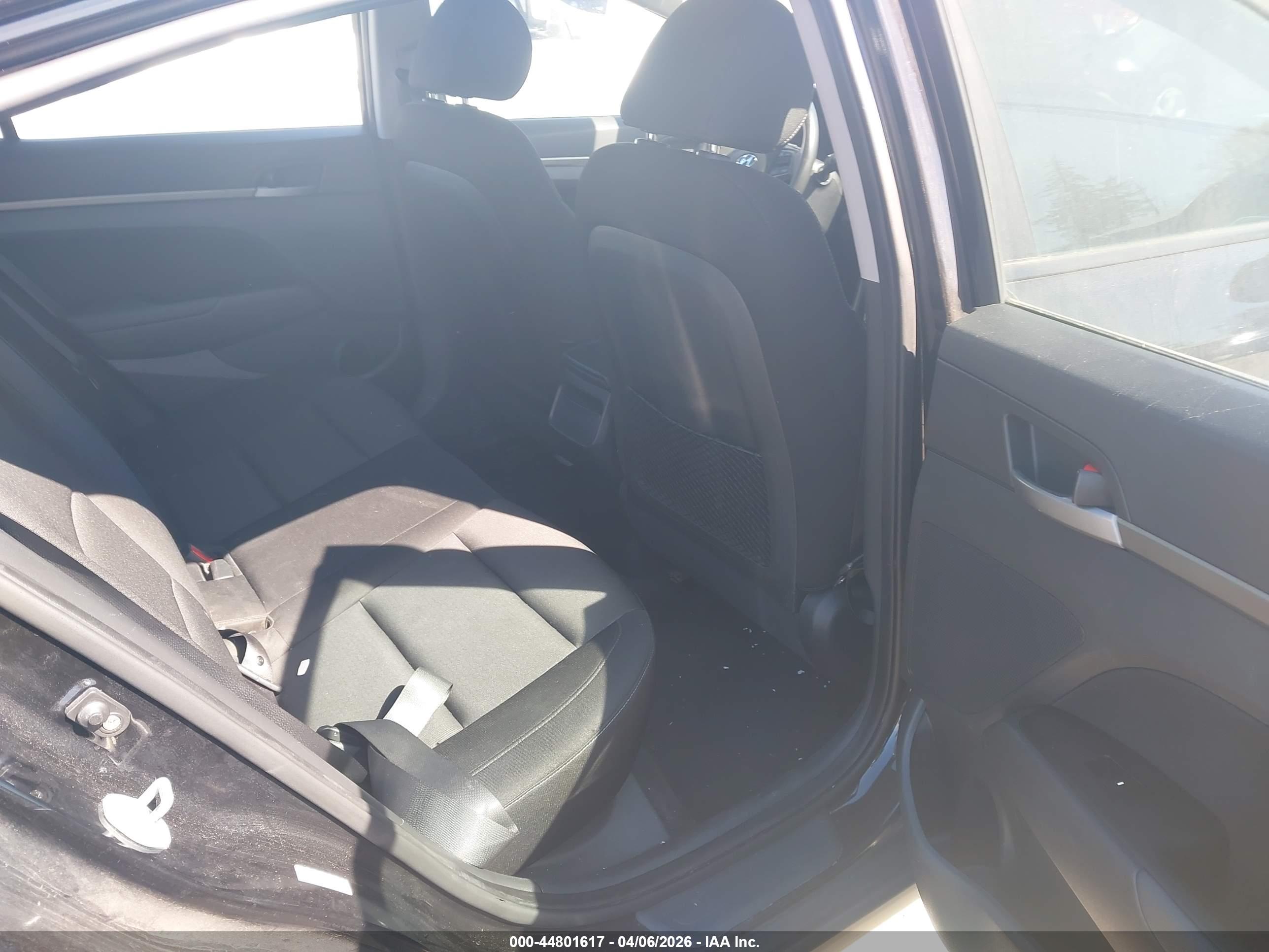 HYUNDAI ELANTRA image 8