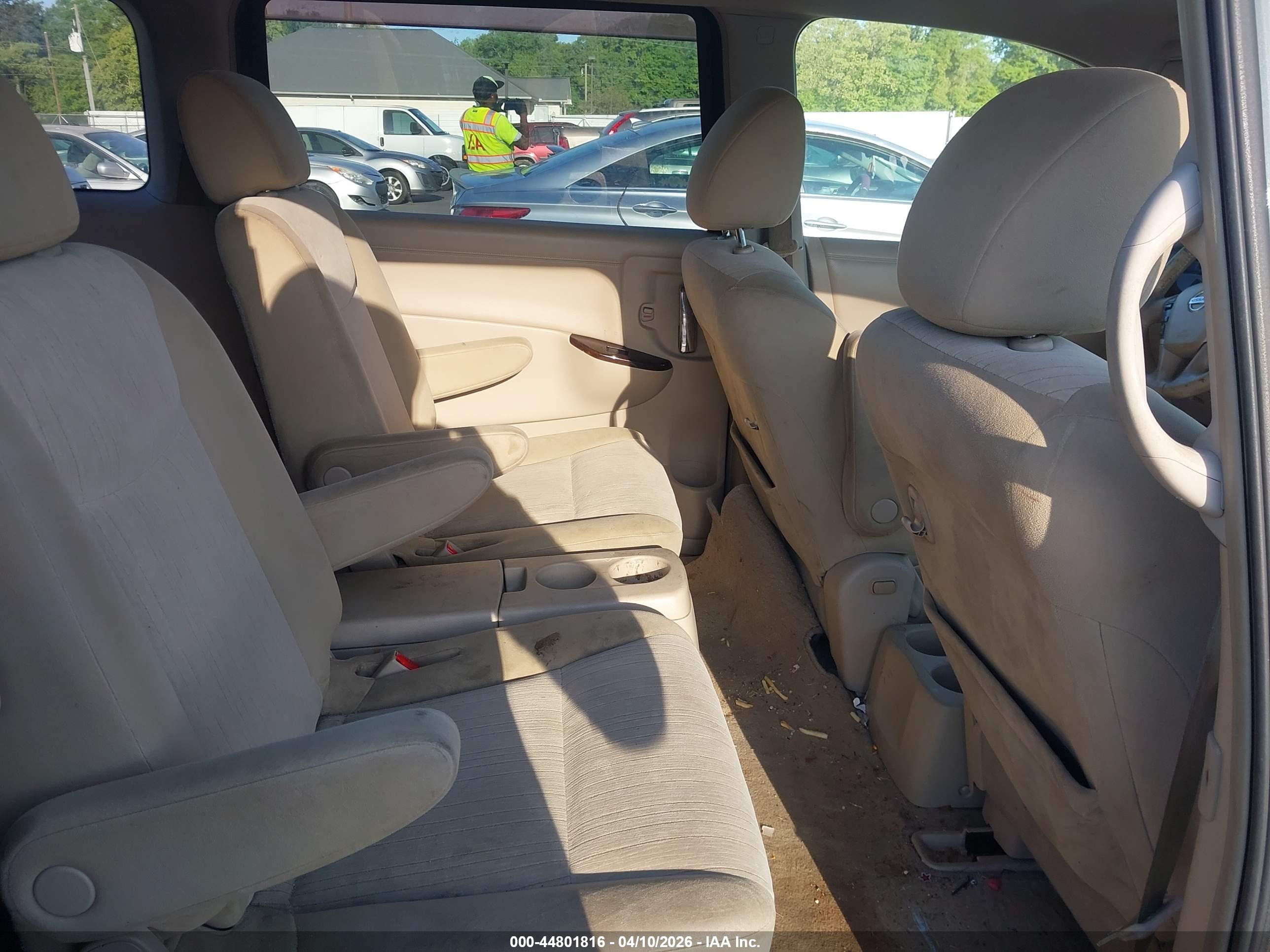 NISSAN QUEST image 8