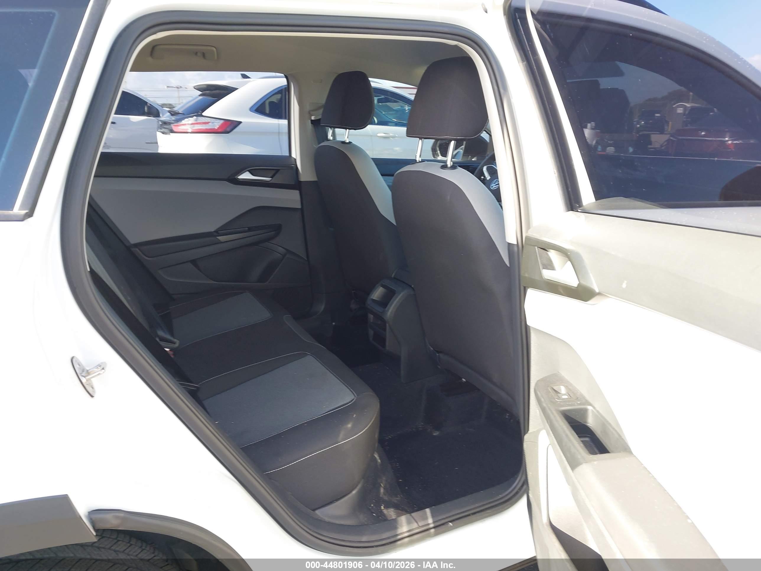 VOLKSWAGEN TAOS image 8