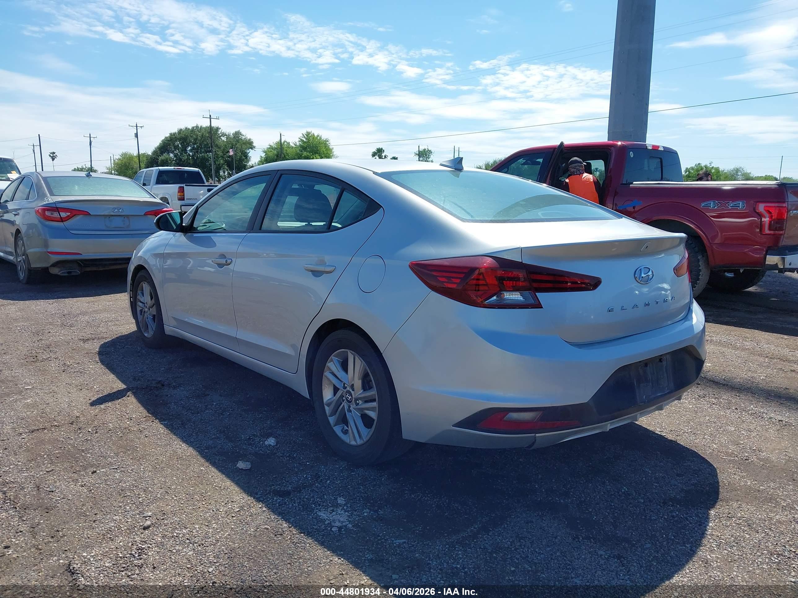 HYUNDAI ELANTRA image 3