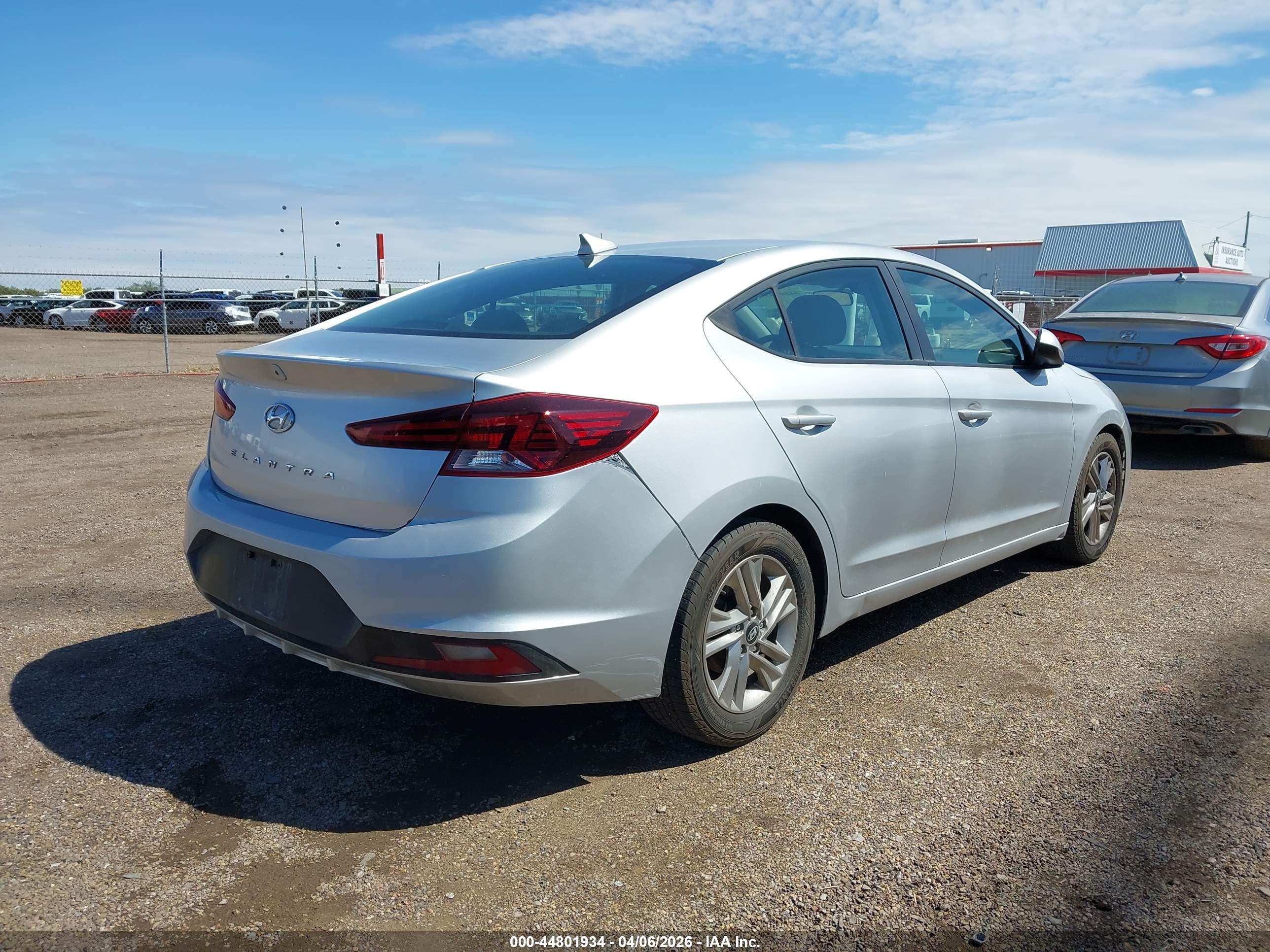 HYUNDAI ELANTRA image 4