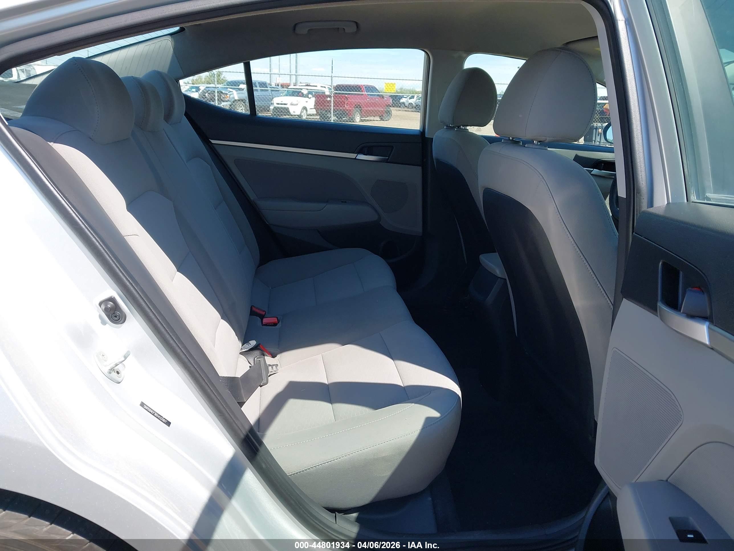 HYUNDAI ELANTRA image 8