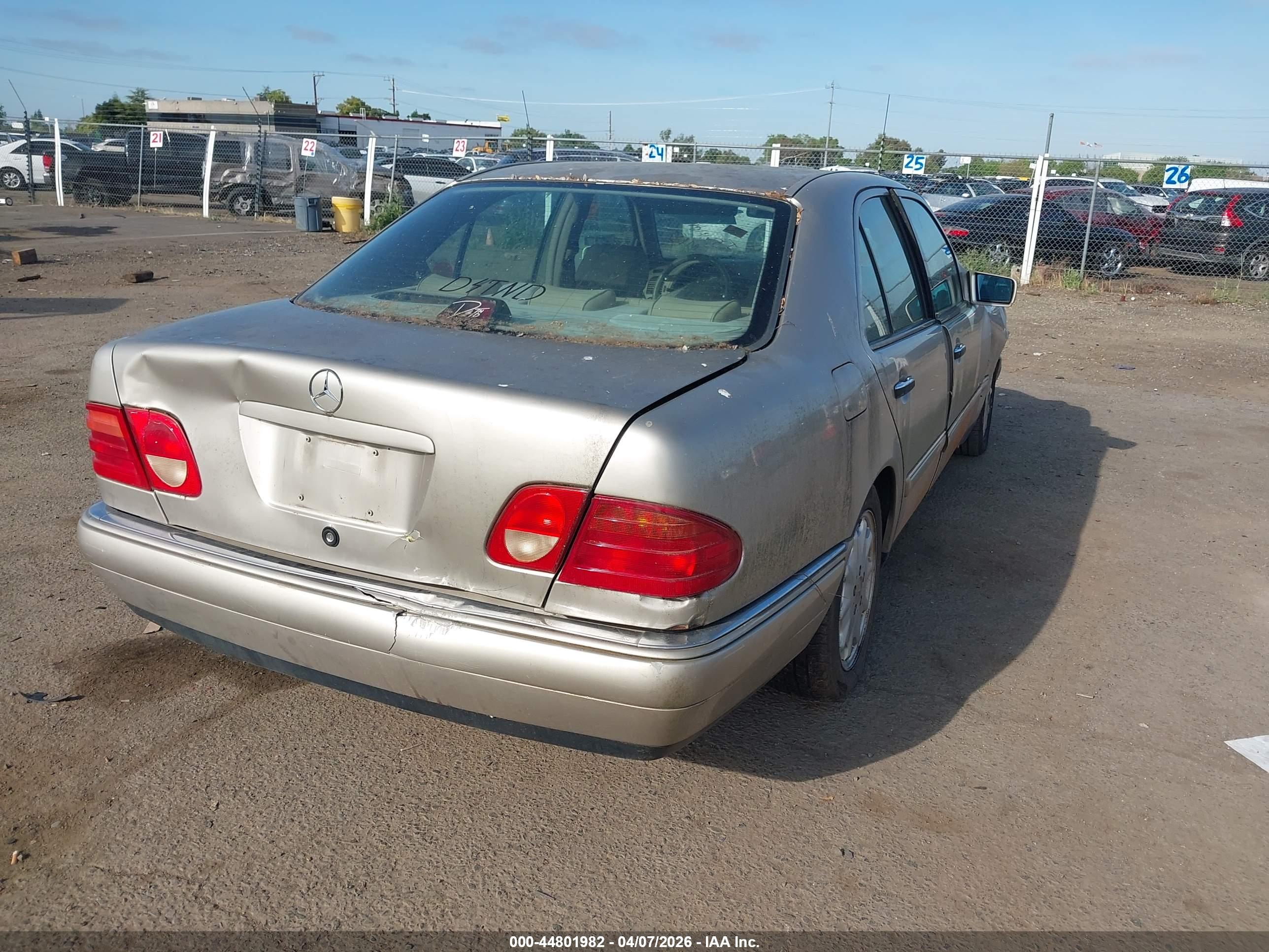 MERCEDES-BENZ E image 4