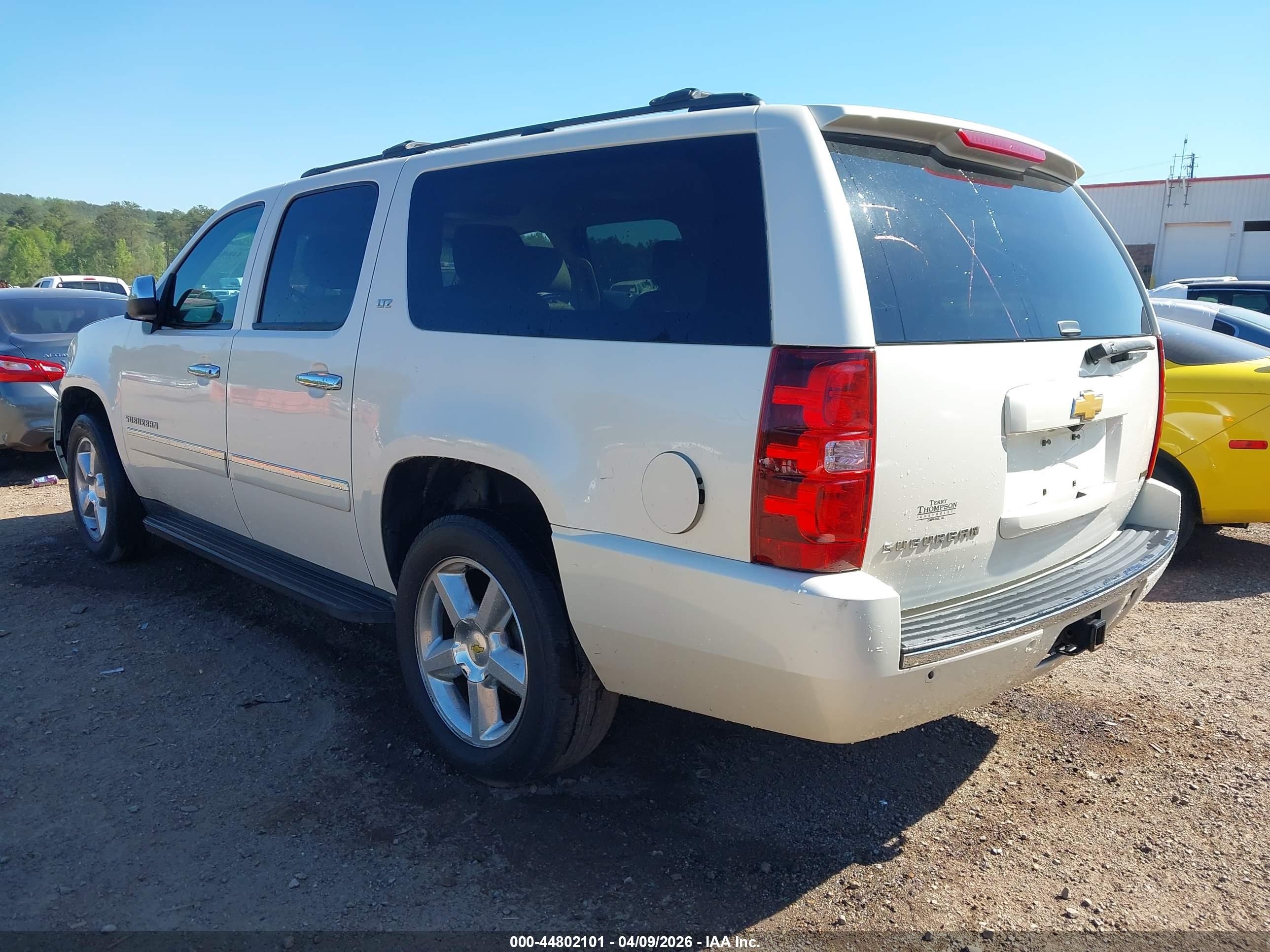 CHEVROLET SUBURBAN image 3