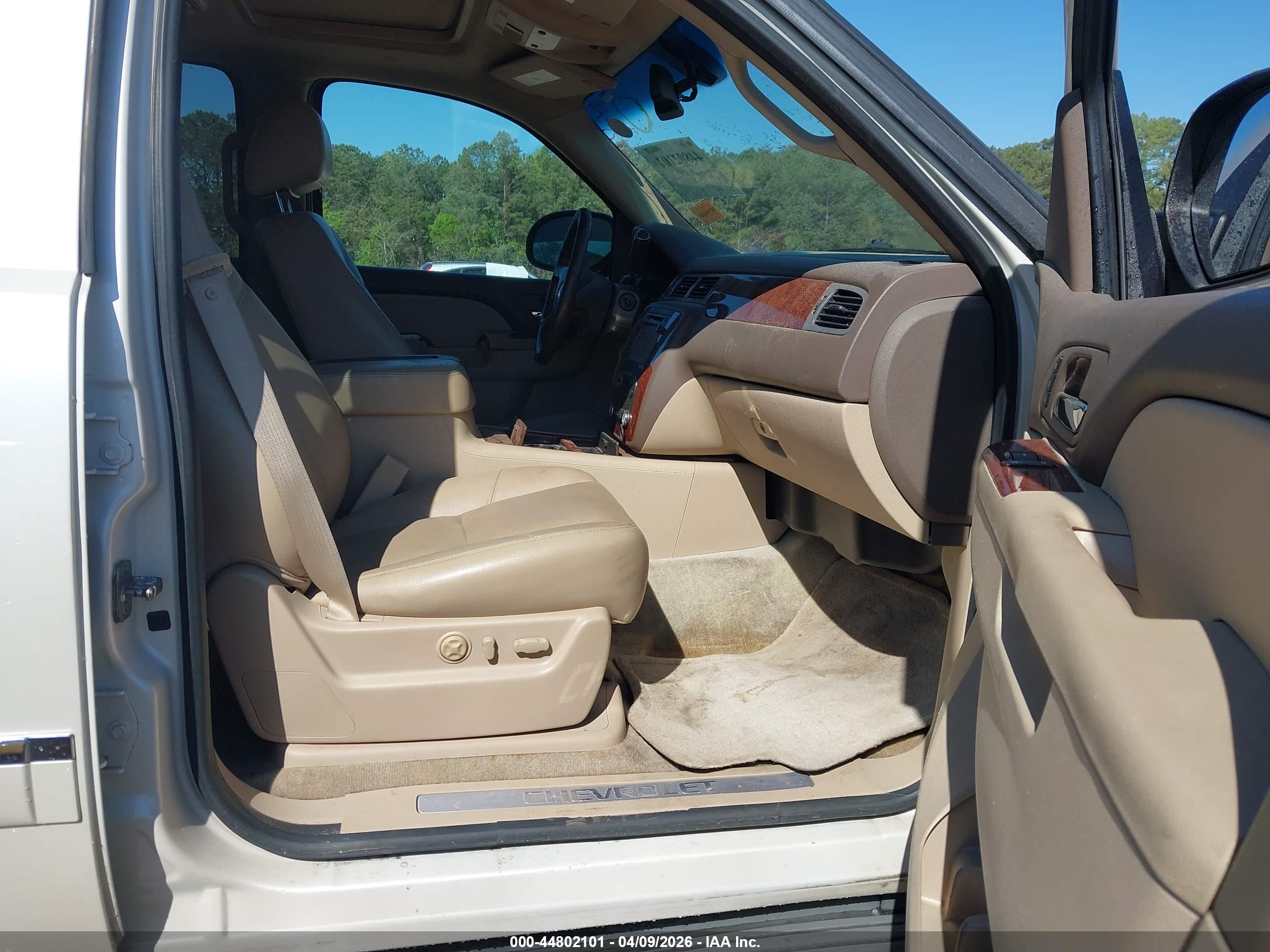 CHEVROLET SUBURBAN image 5