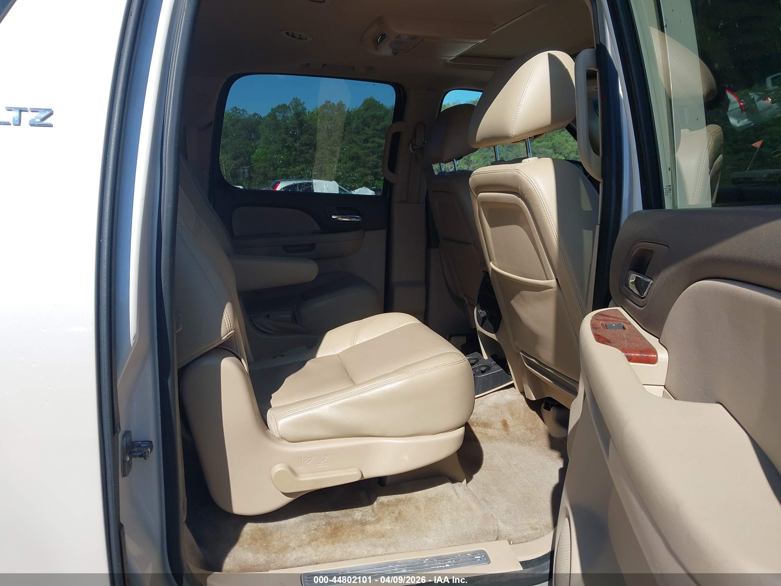CHEVROLET SUBURBAN image 8