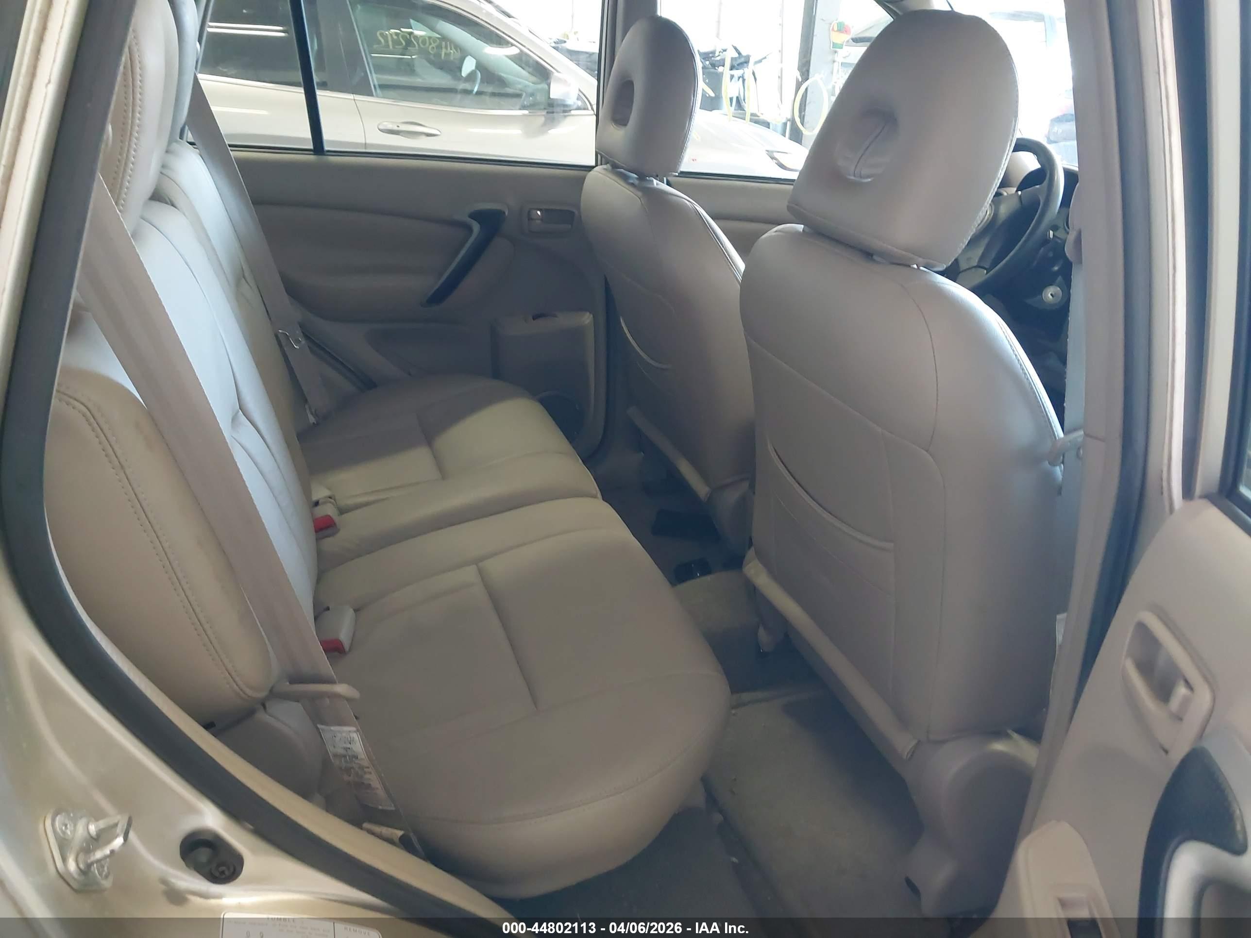 TOYOTA RAV4 image 8