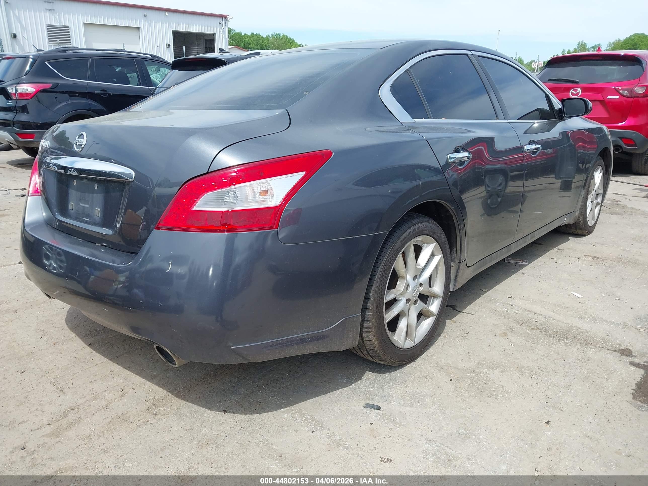 NISSAN MAXIMA image 4