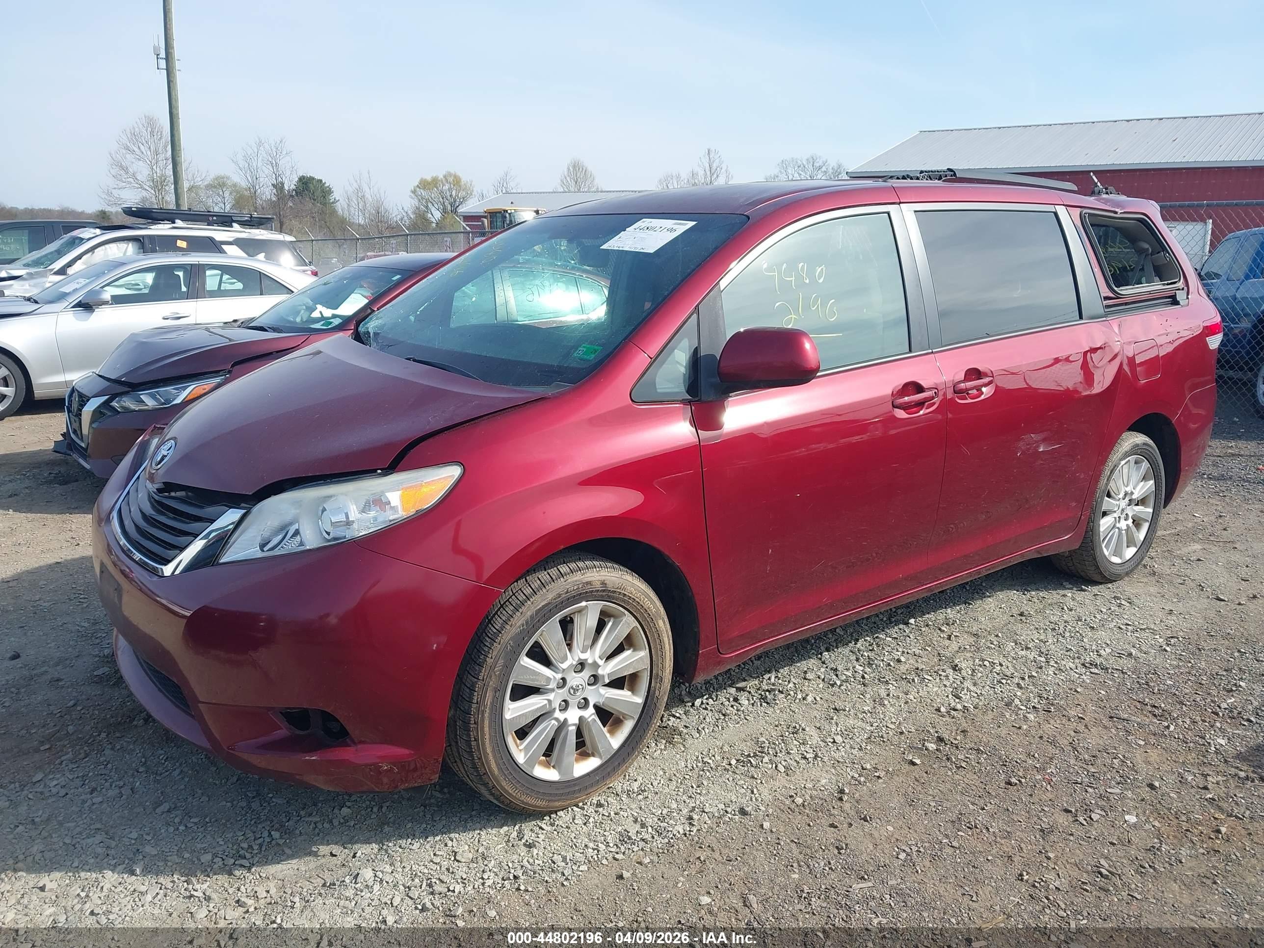 TOYOTA SIENNA image 2