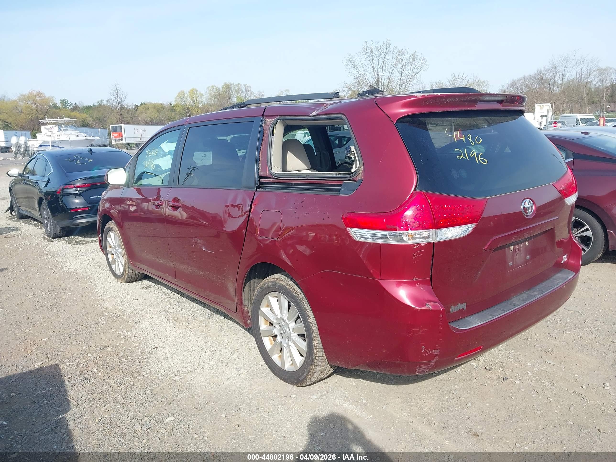 TOYOTA SIENNA image 3