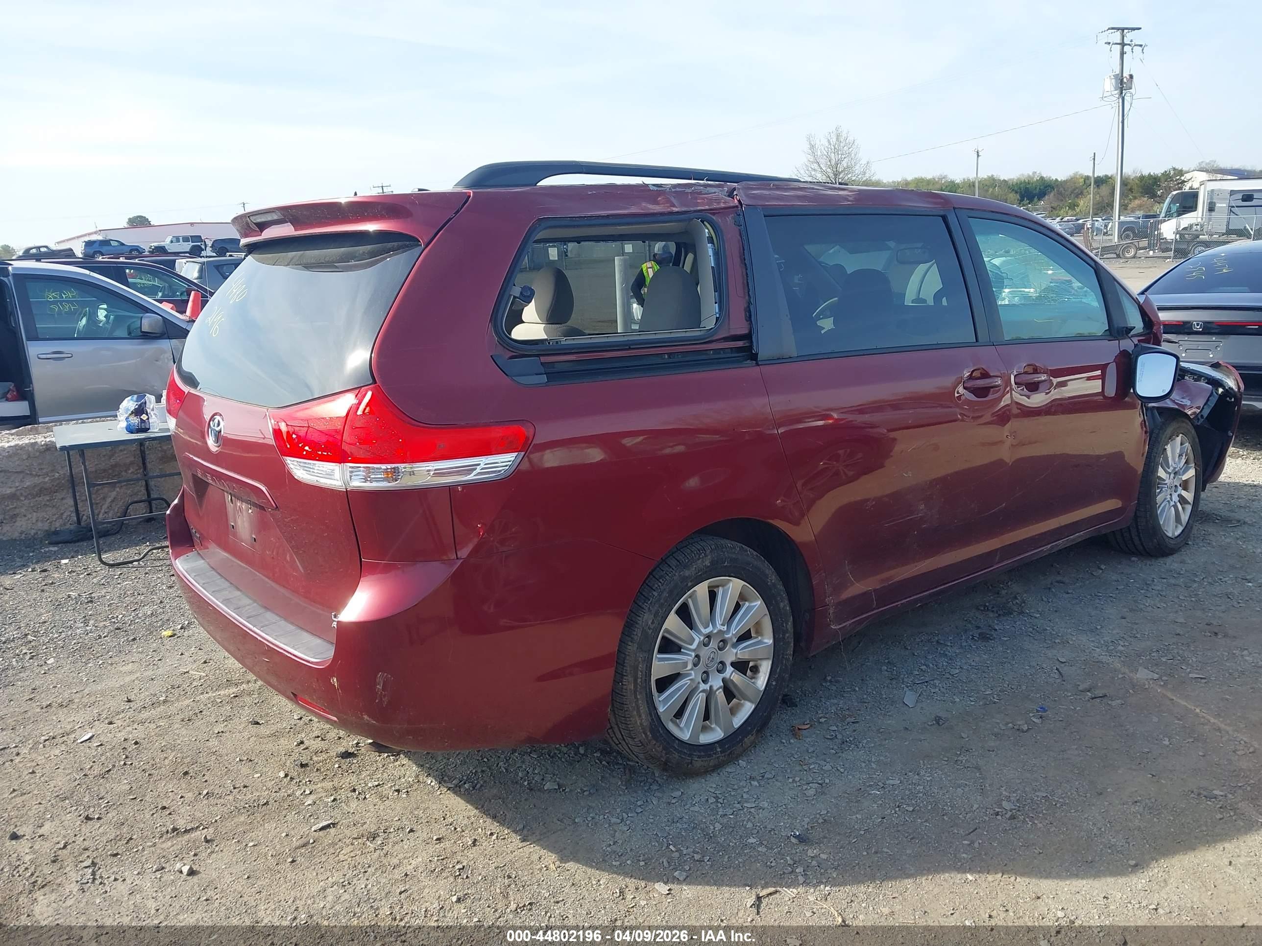 TOYOTA SIENNA image 4
