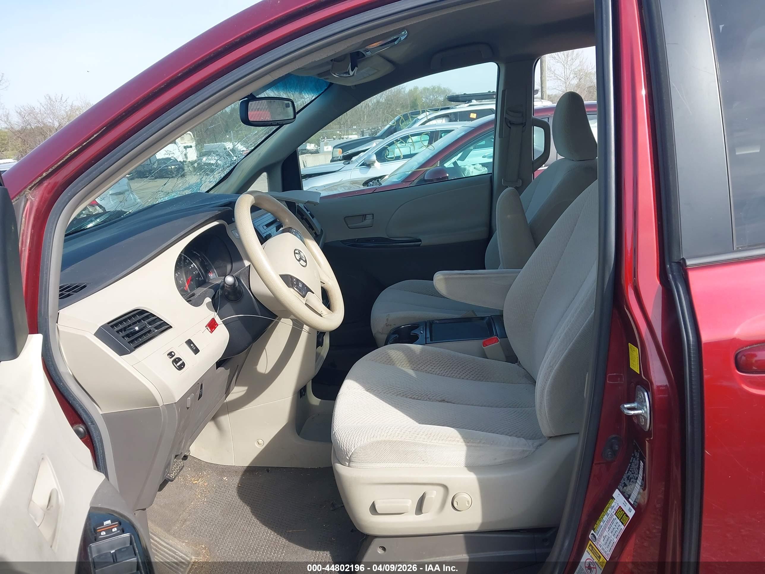 TOYOTA SIENNA image 5