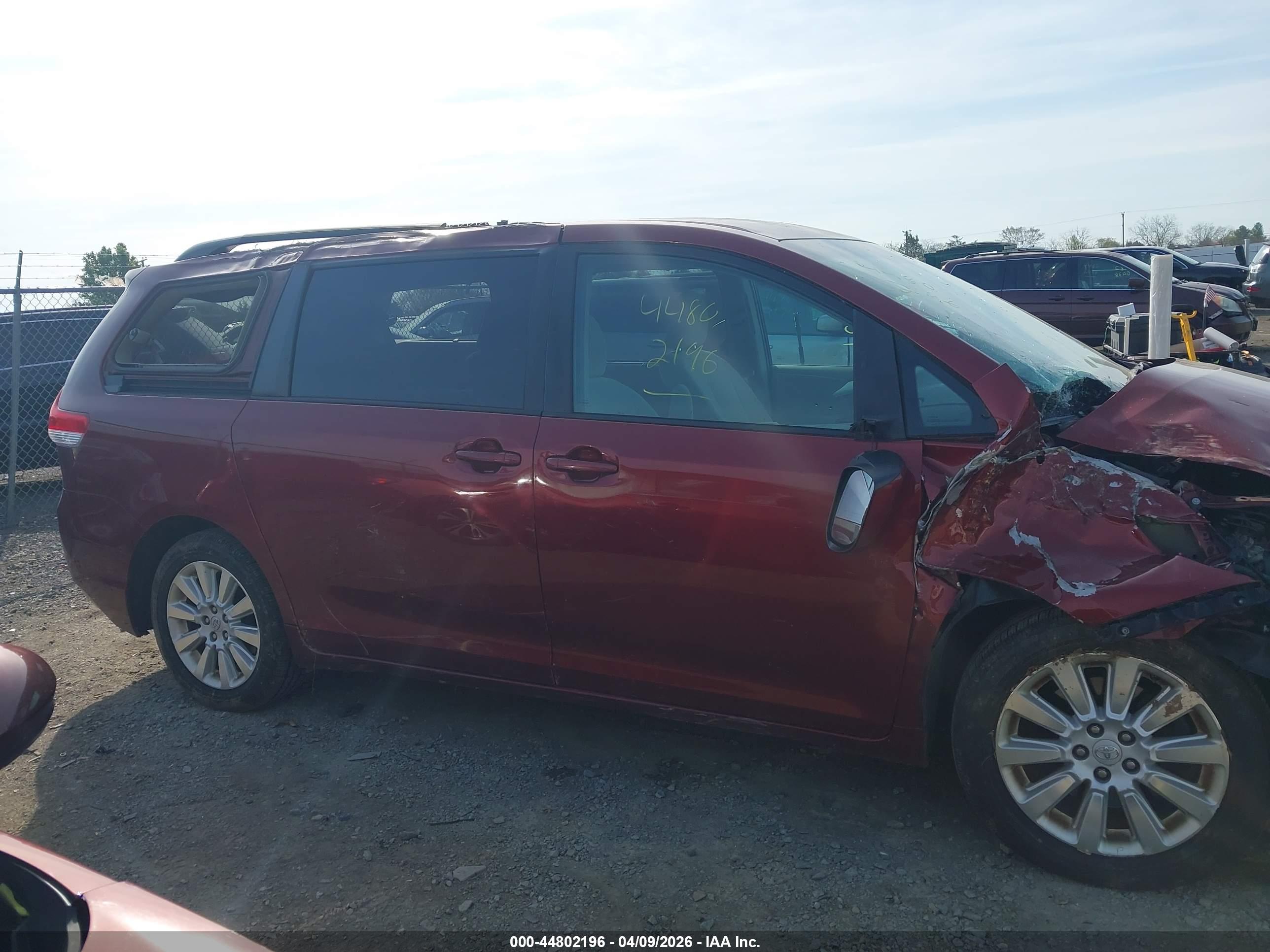 TOYOTA SIENNA image 6