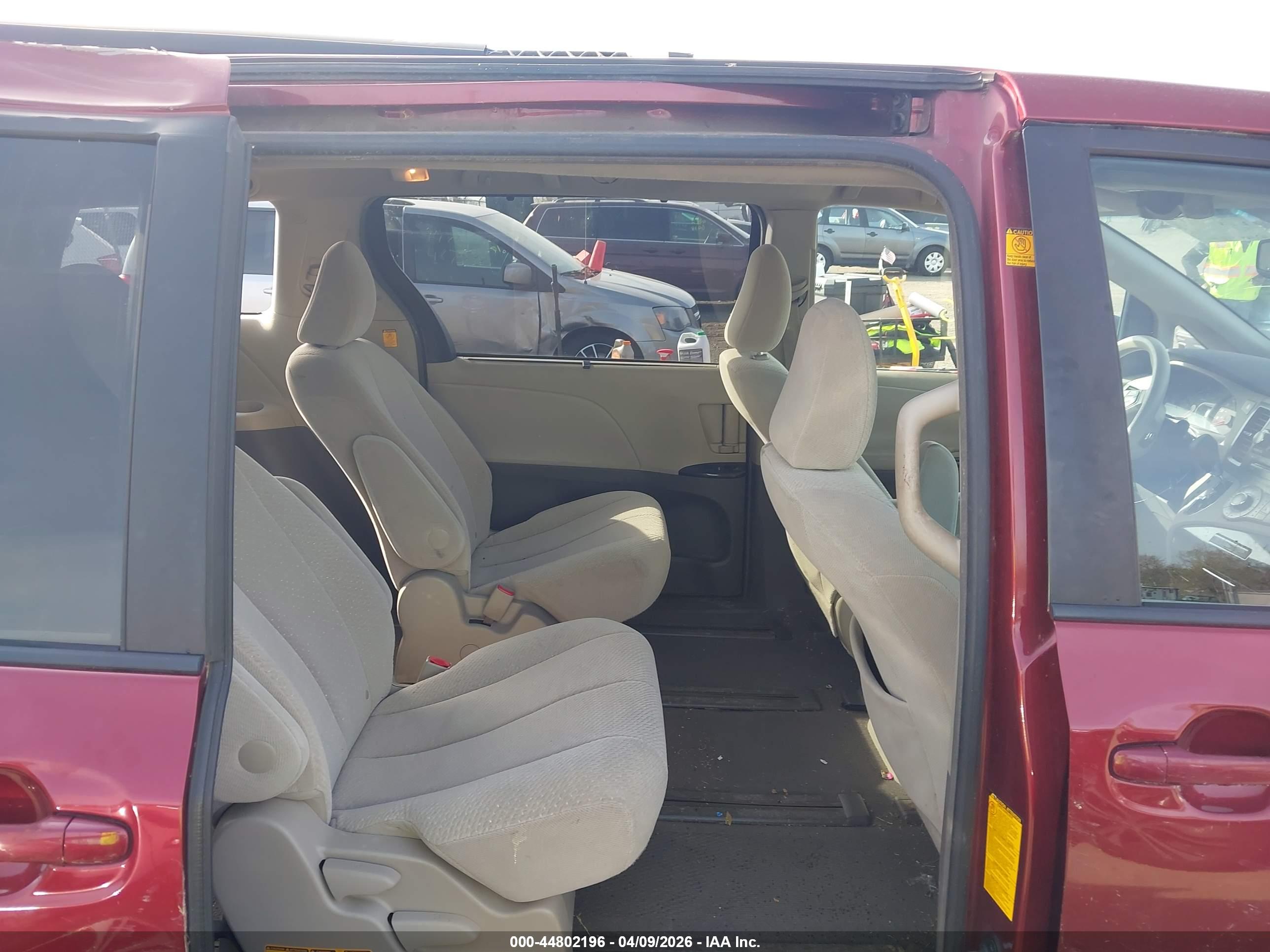 TOYOTA SIENNA image 8
