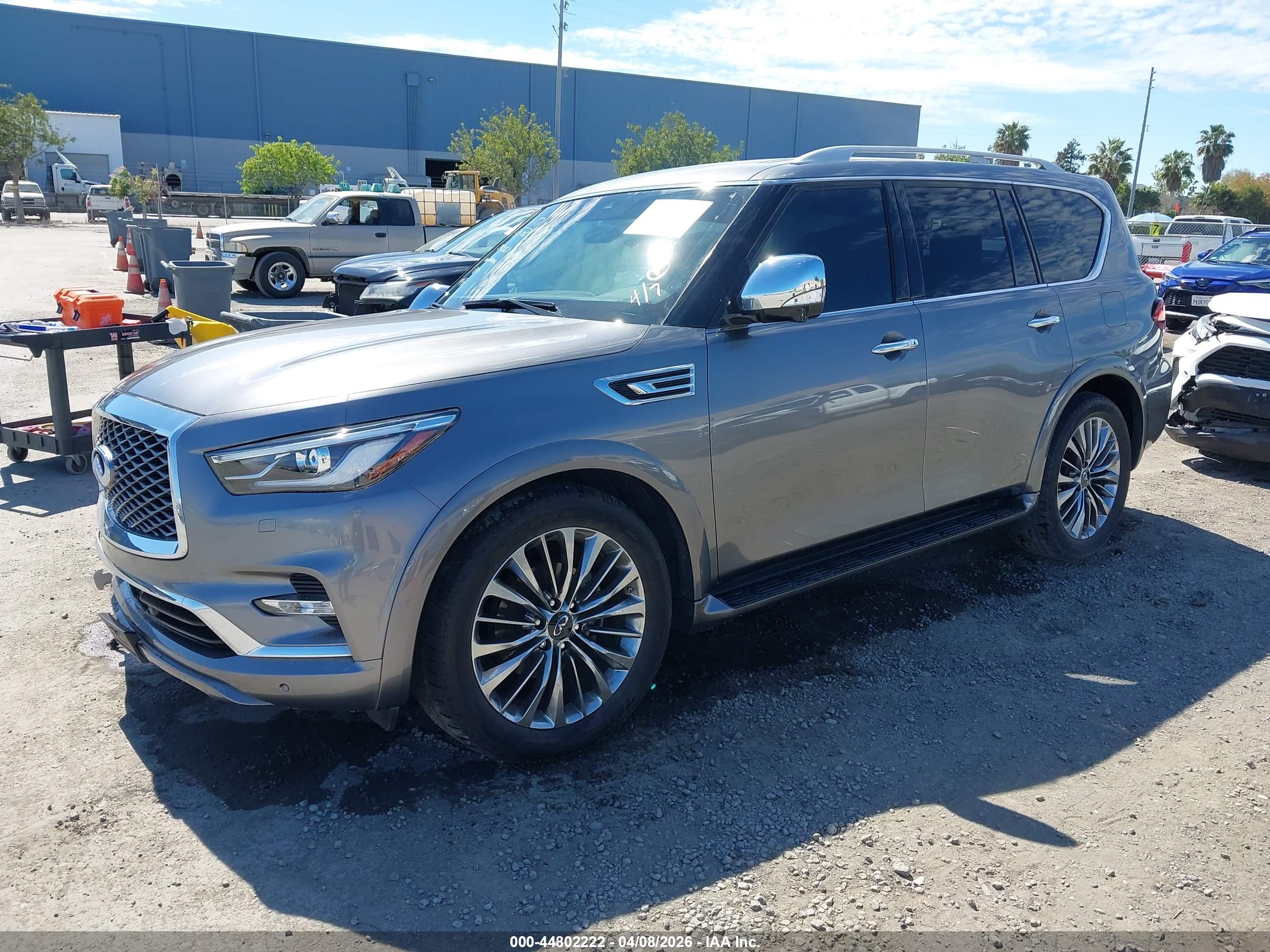INFINITI QX80 image 2