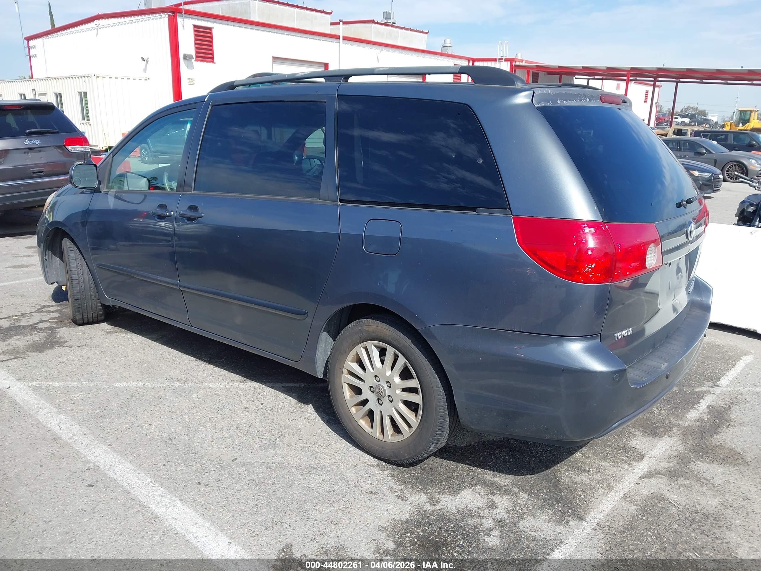 TOYOTA SIENNA image 3