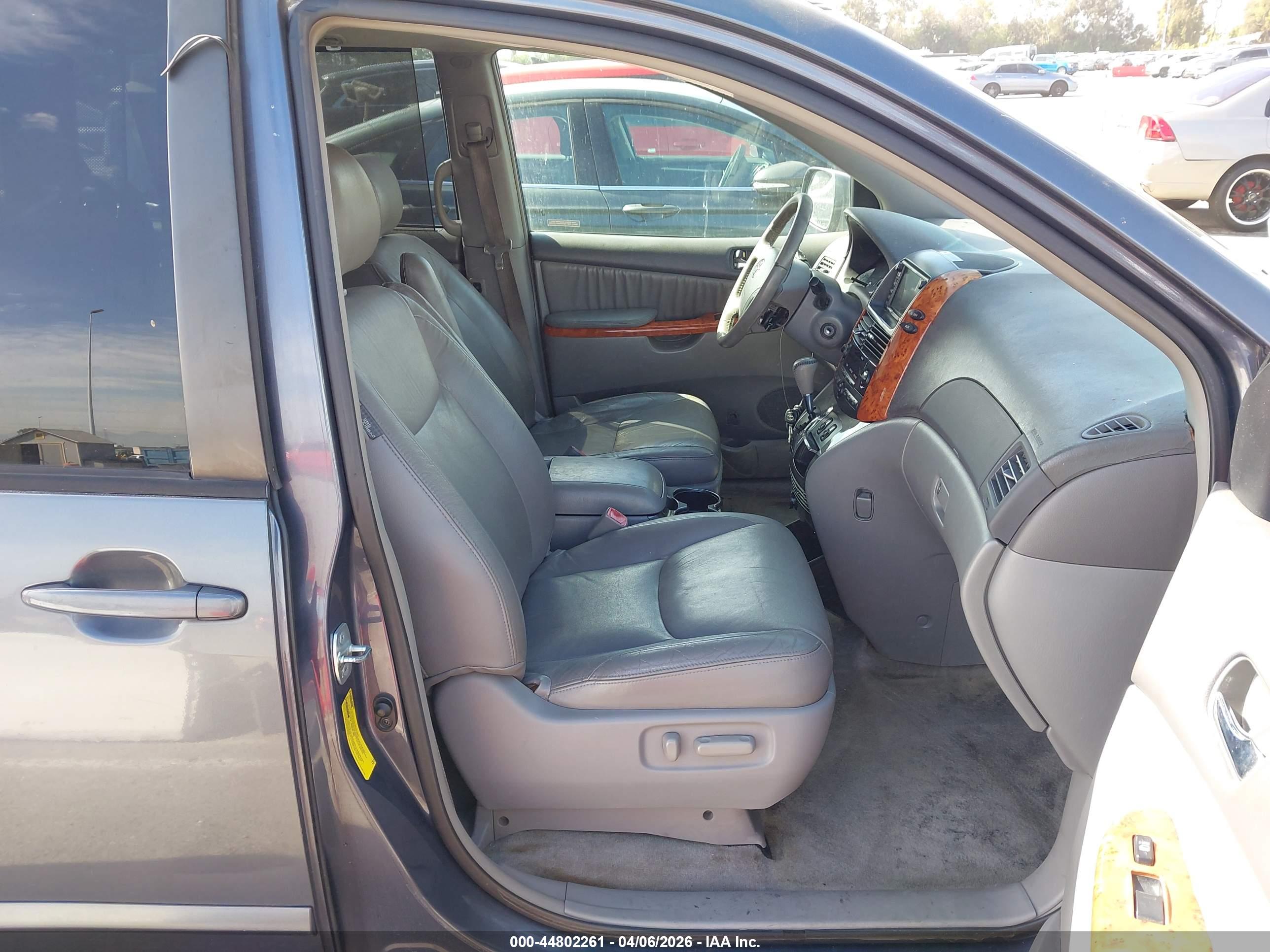 TOYOTA SIENNA image 5