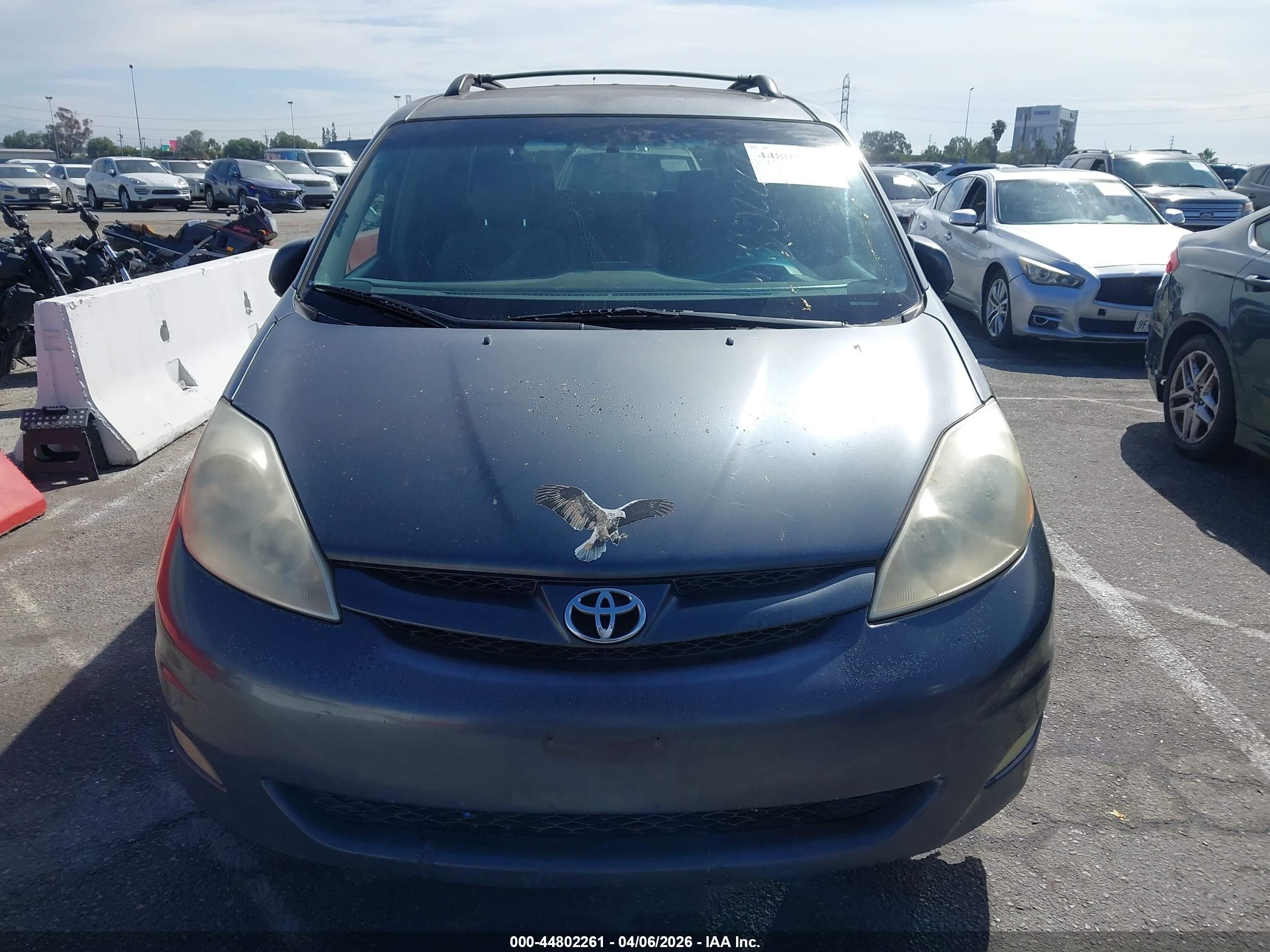TOYOTA SIENNA image 6