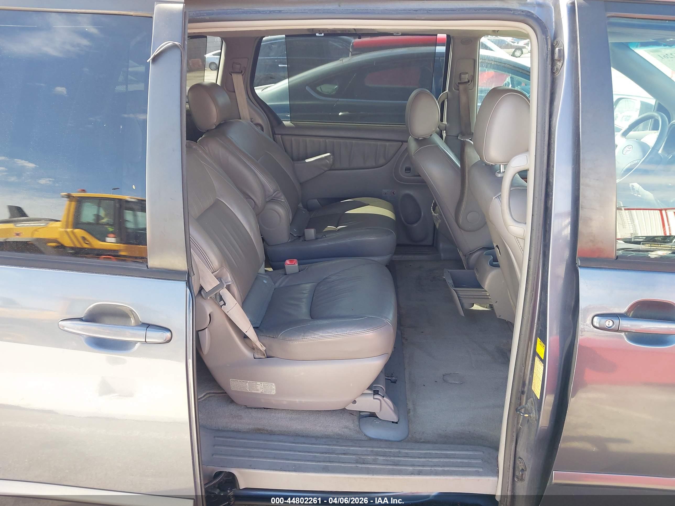TOYOTA SIENNA image 8