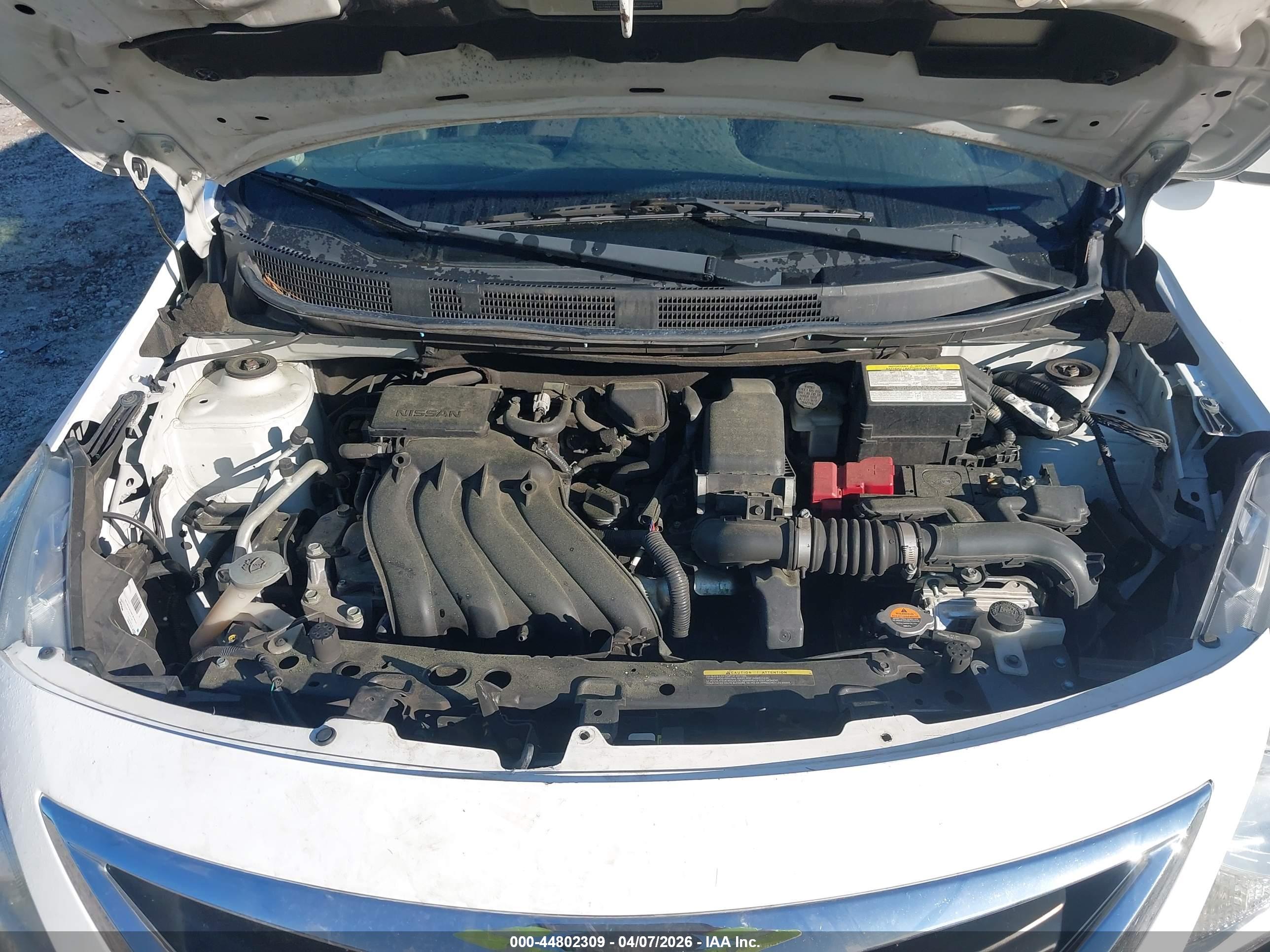 NISSAN VERSA image 10