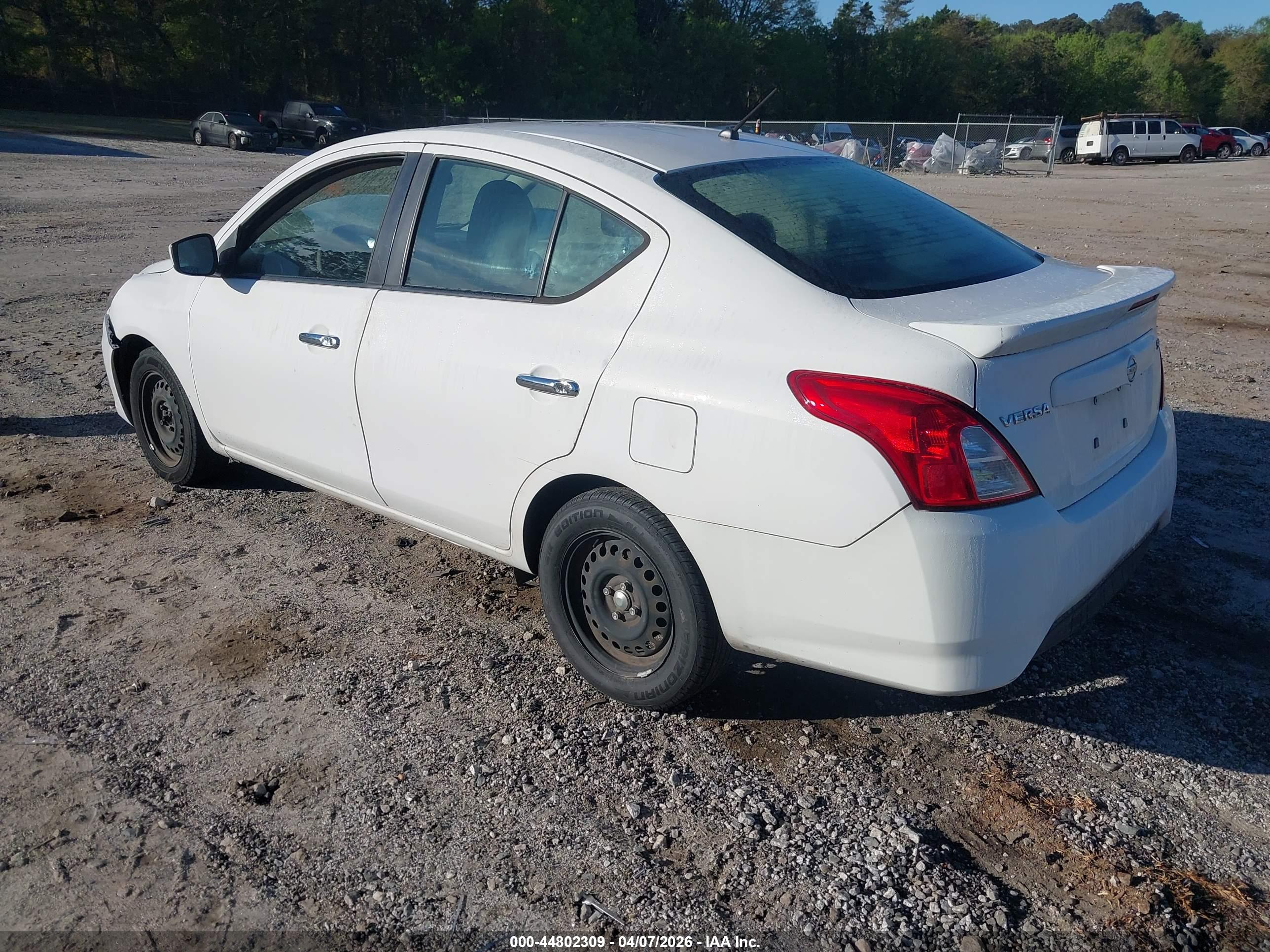 NISSAN VERSA image 3