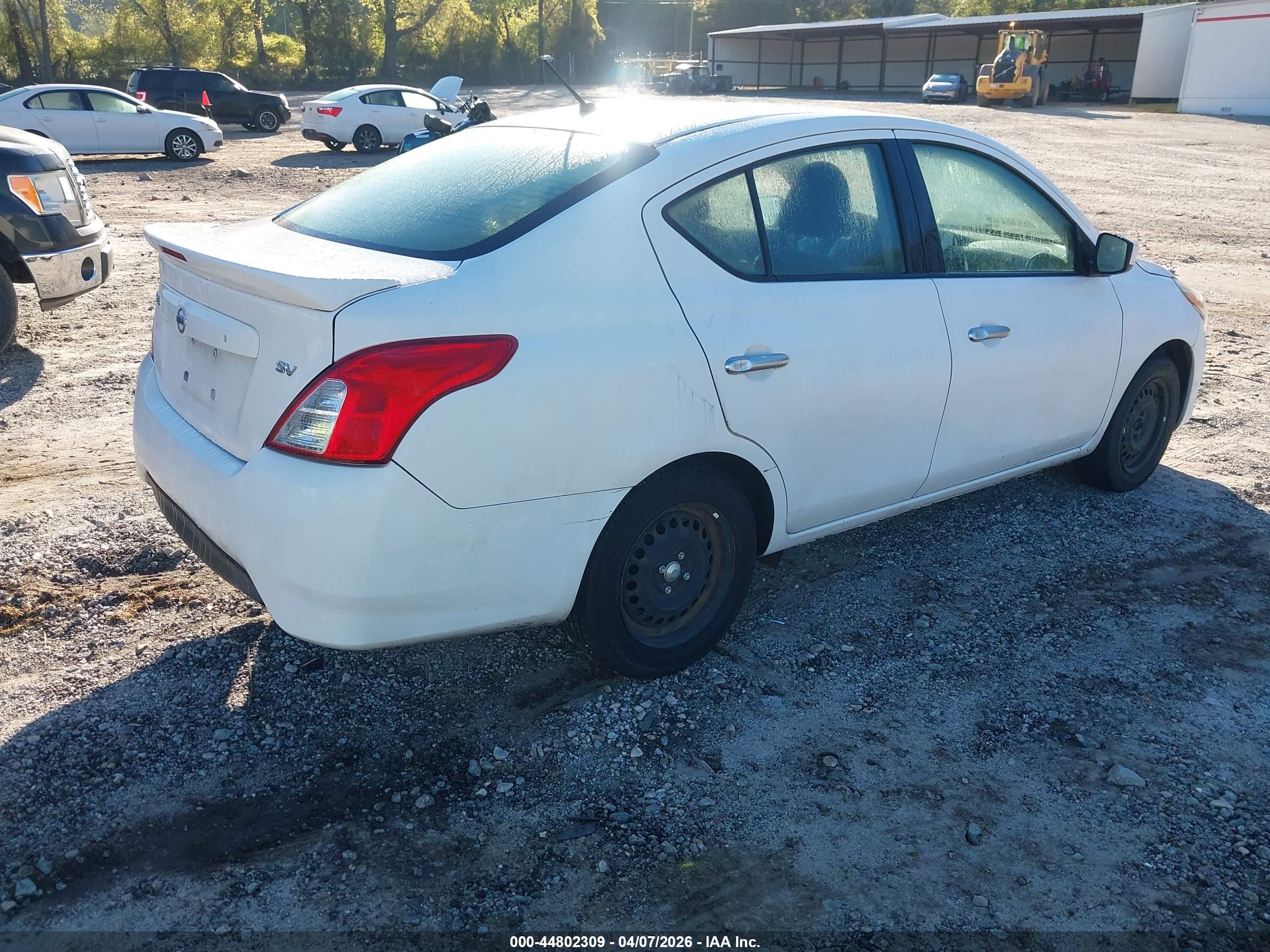NISSAN VERSA image 4