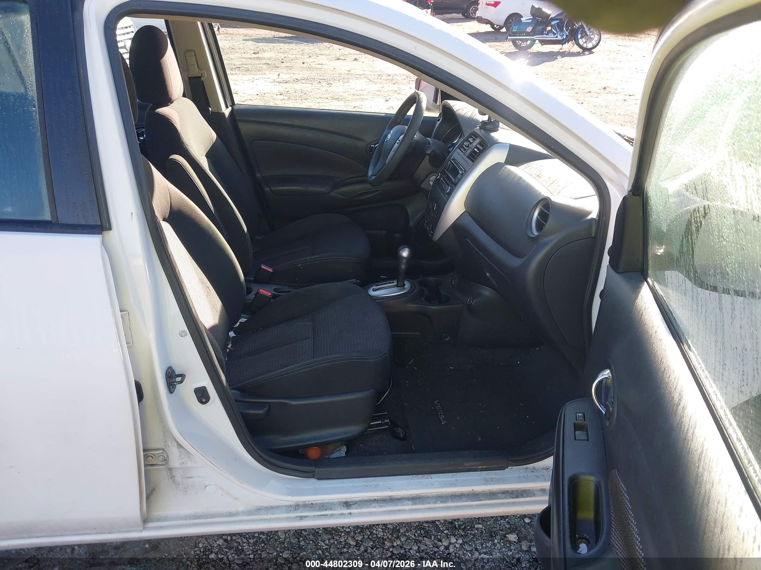 NISSAN VERSA image 5