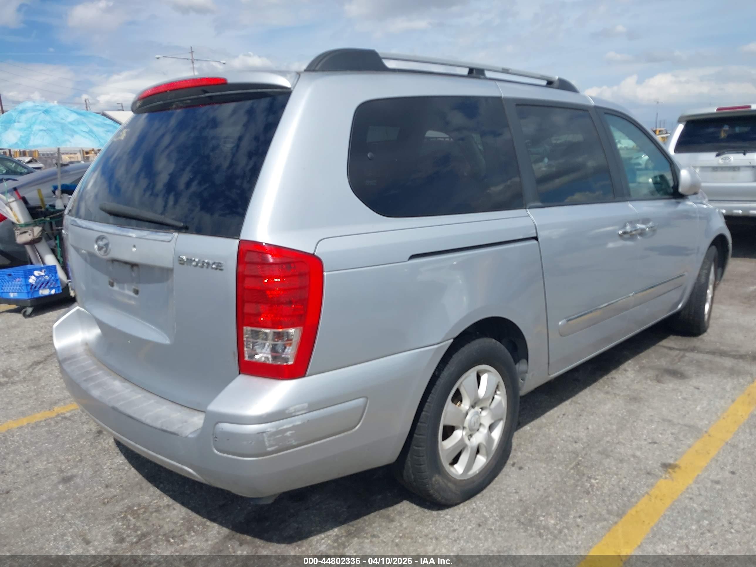 HYUNDAI ENTOURAGE image 4