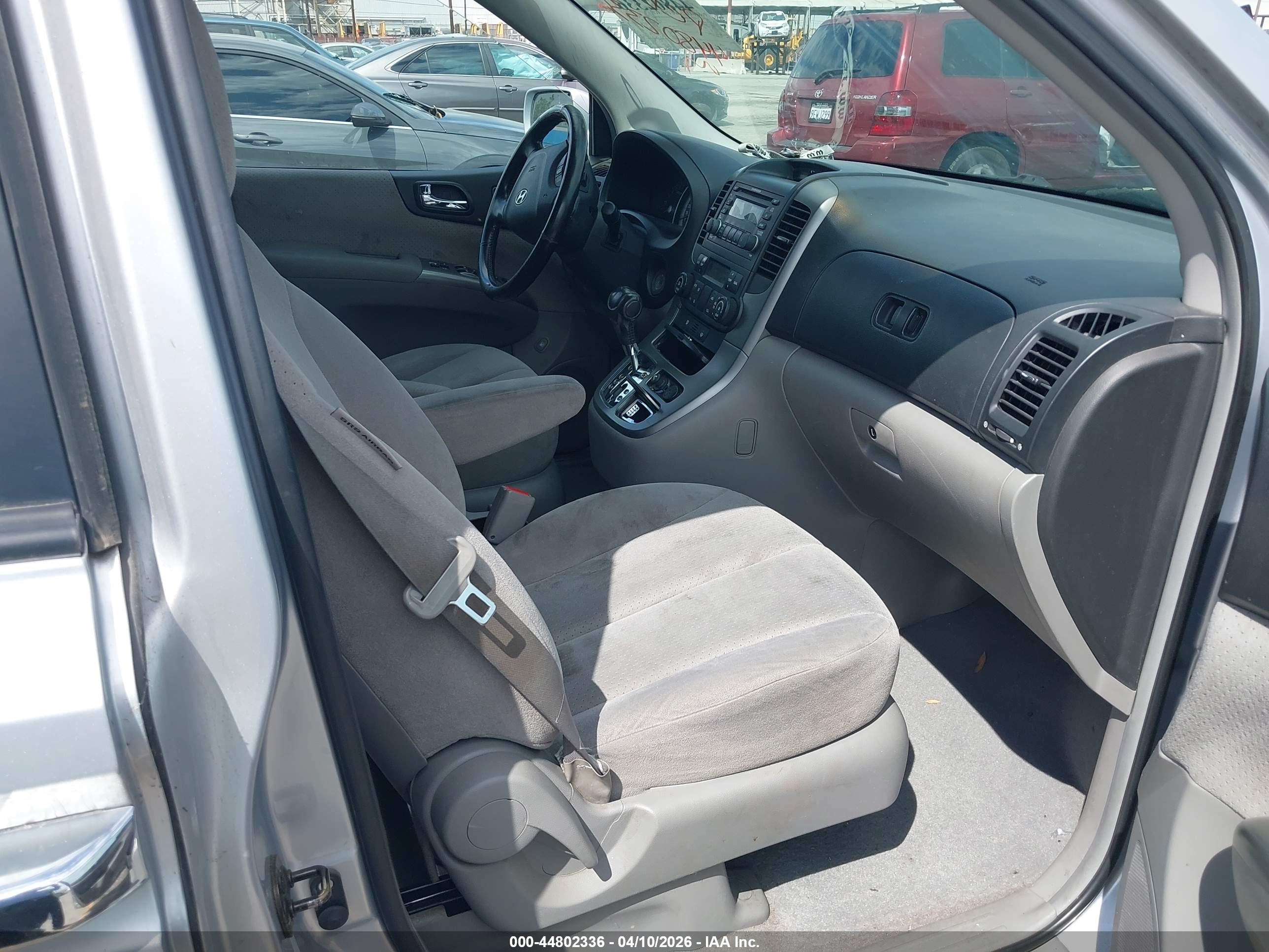 HYUNDAI ENTOURAGE image 5