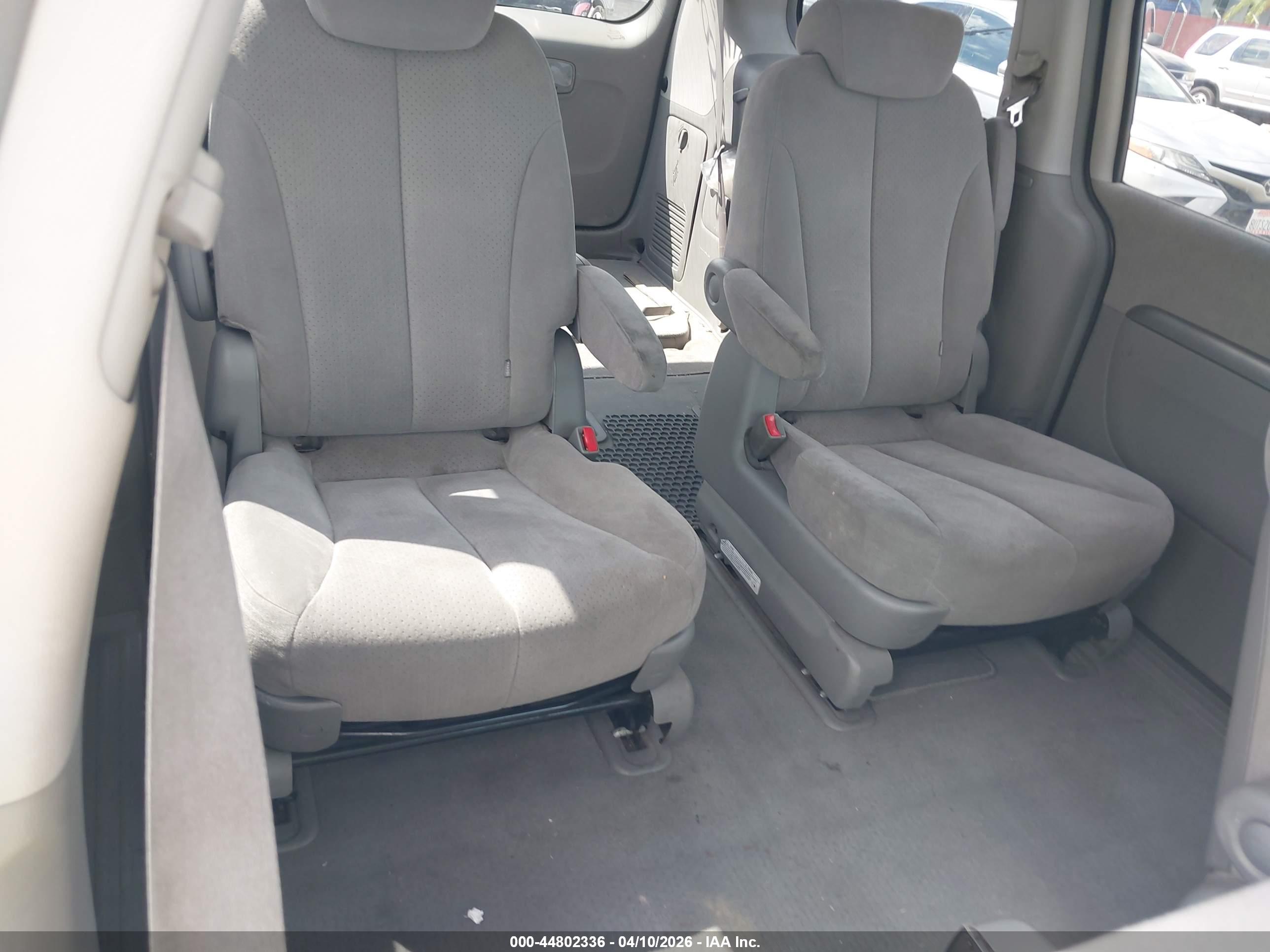 HYUNDAI ENTOURAGE image 8