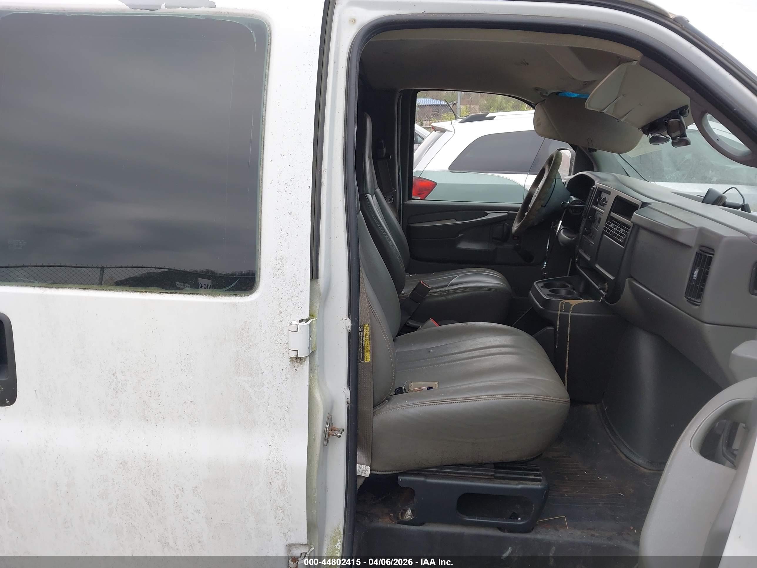 CHEVROLET EXPRESS image 5