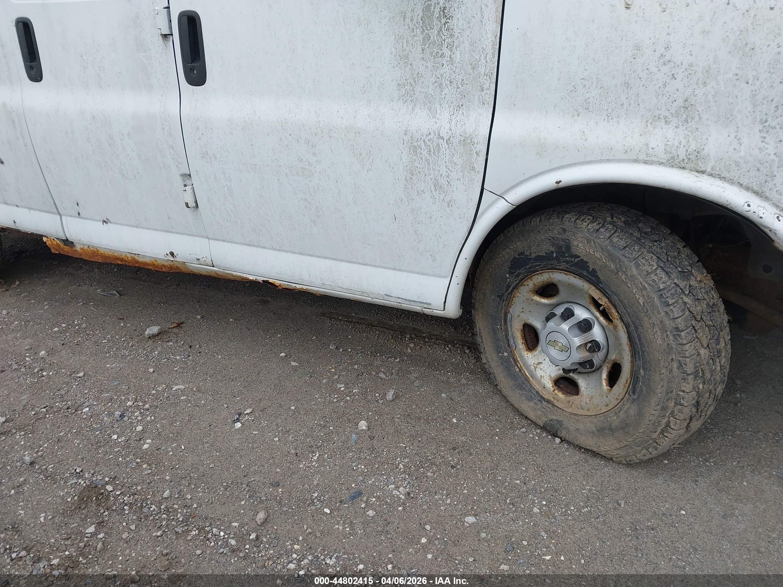 CHEVROLET EXPRESS image 6