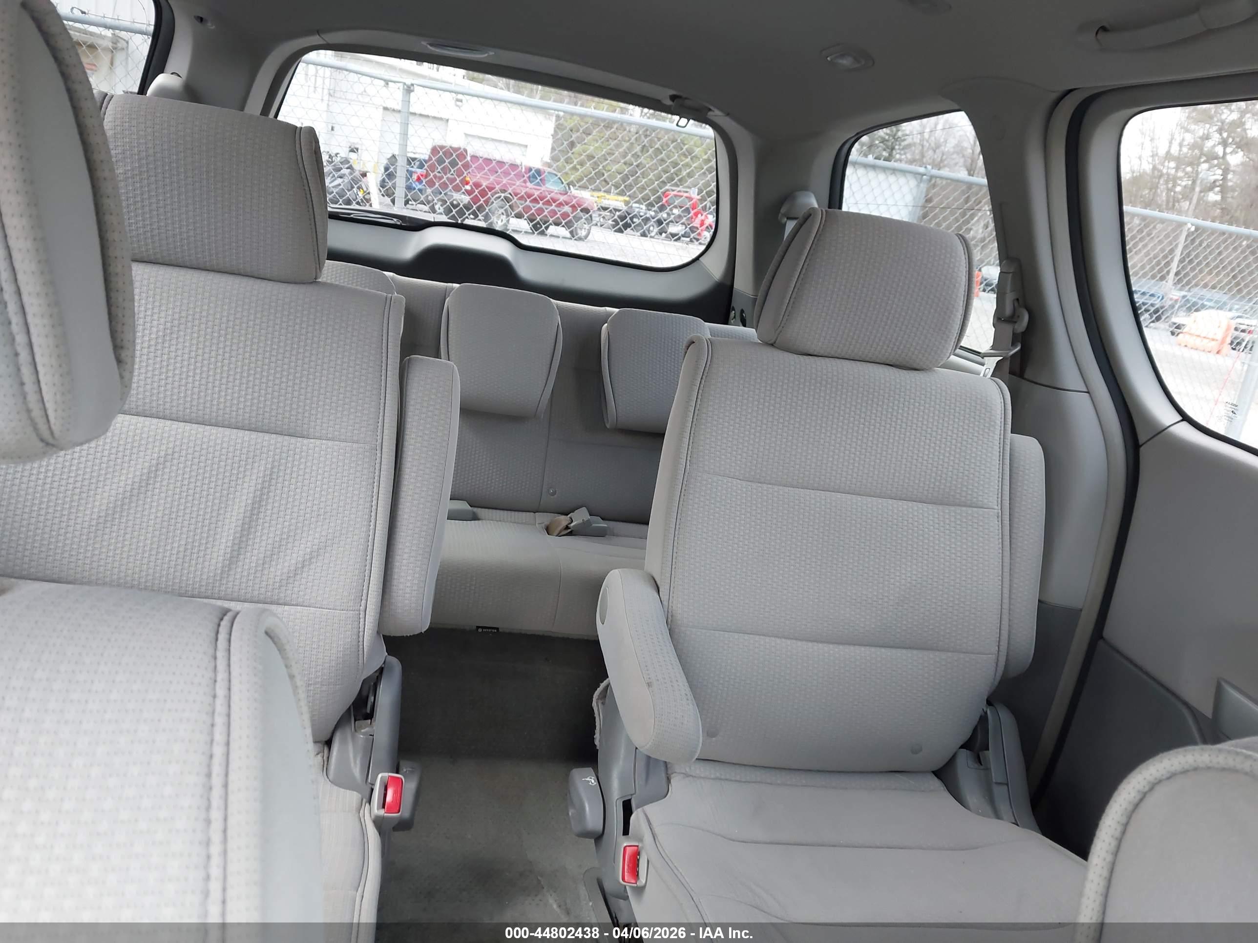 NISSAN QUEST image 8