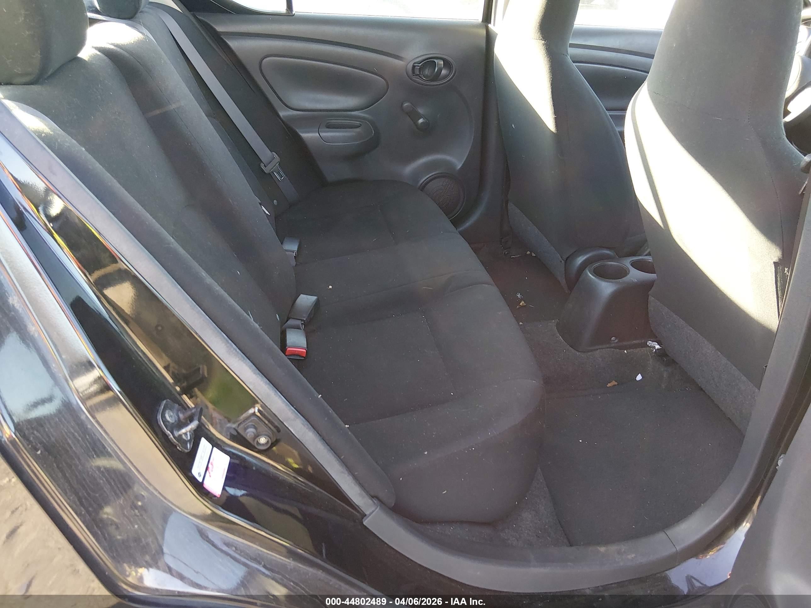 NISSAN VERSA image 8