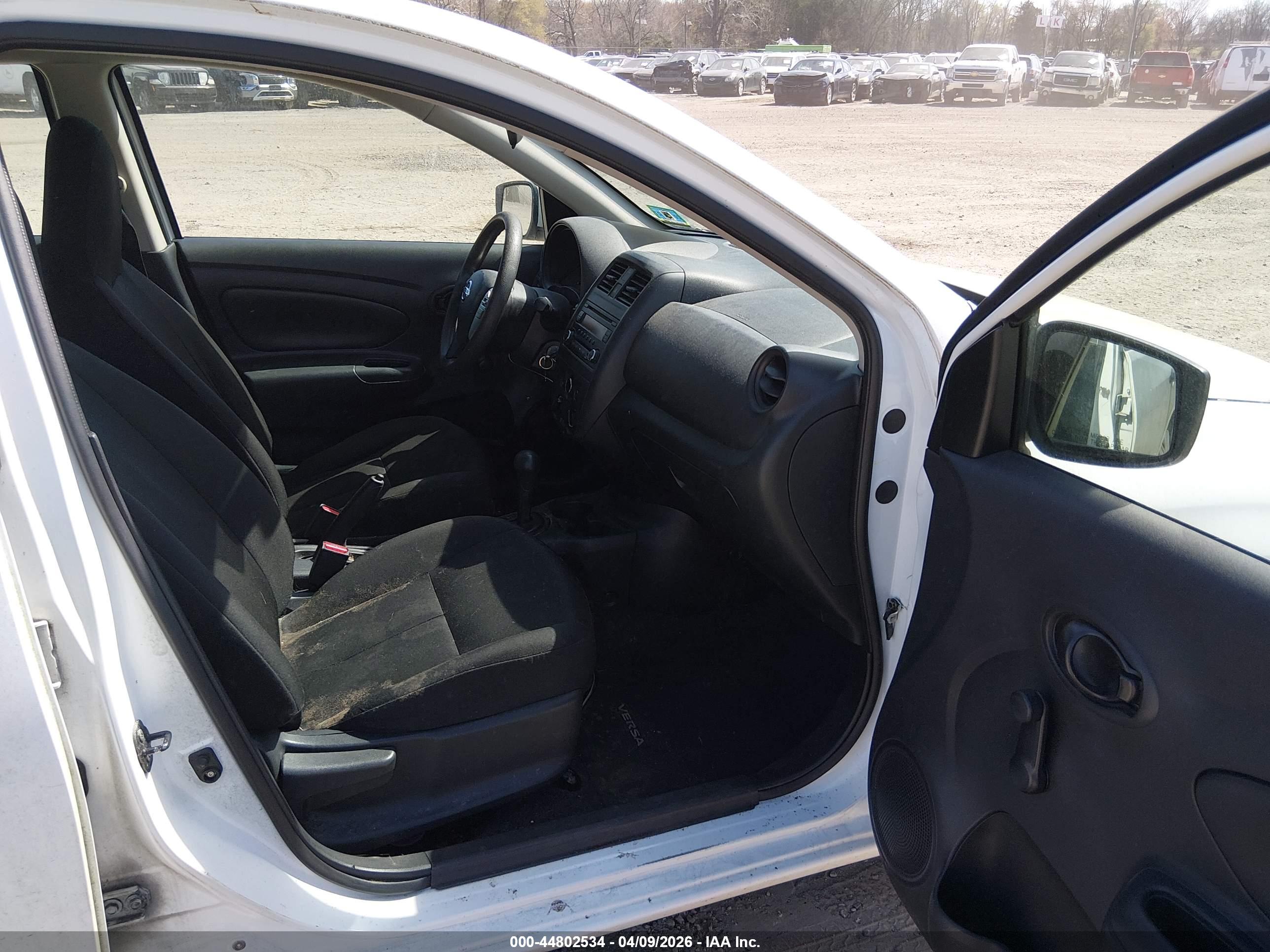 NISSAN VERSA image 5