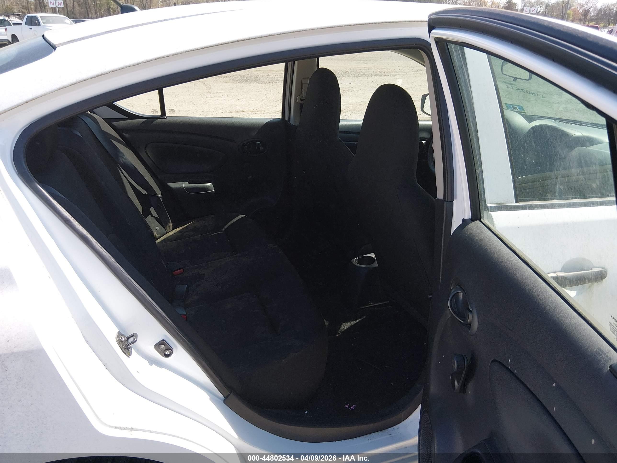 NISSAN VERSA image 8