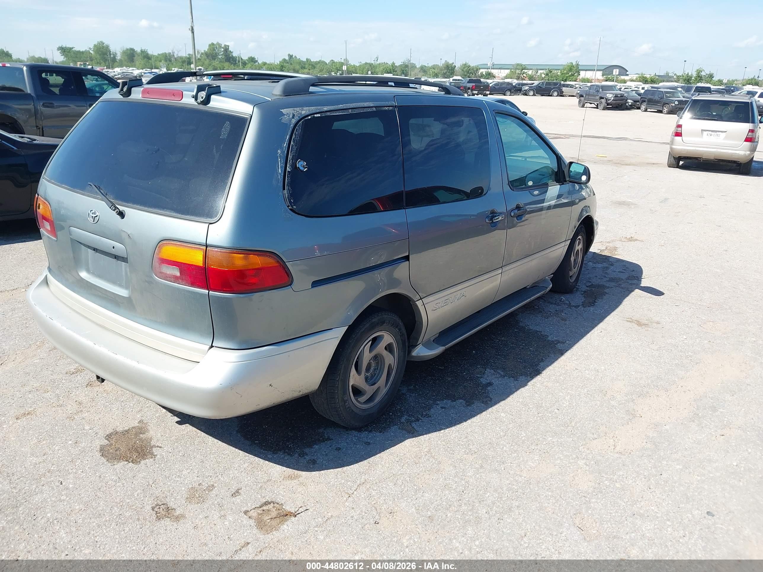 TOYOTA SIENNA image 4