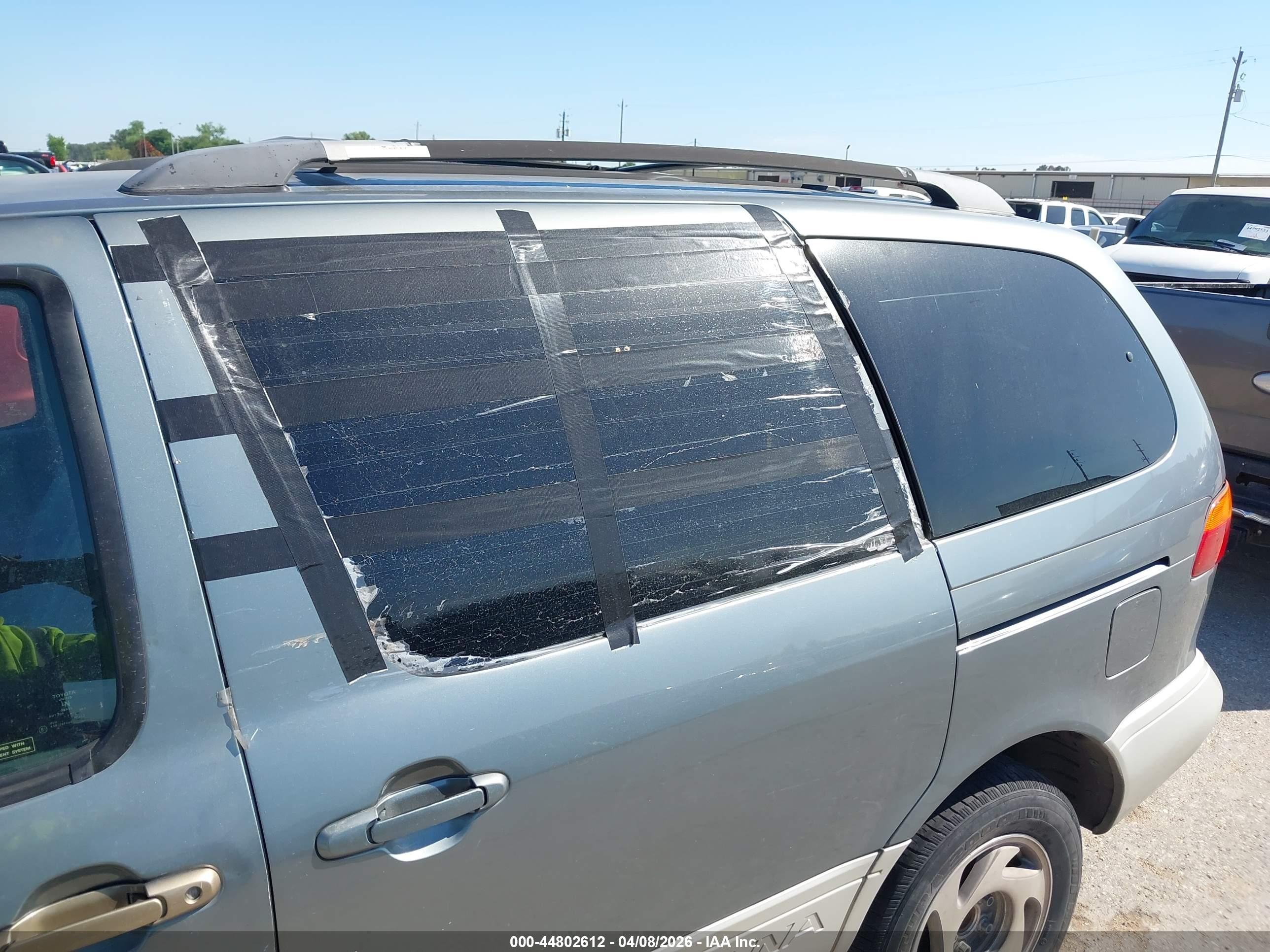 TOYOTA SIENNA image 6